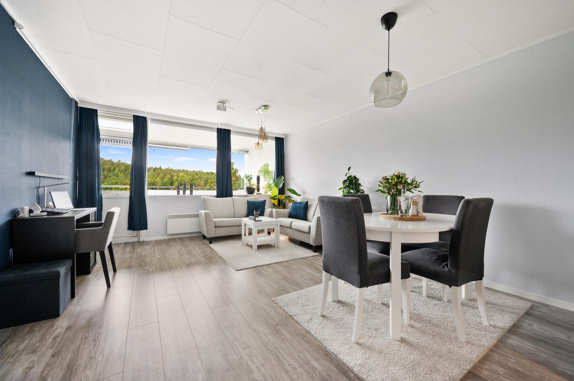 Fra stuen er det utsikt mot de grønne turområdene i Åsbieskogen.. Bilde nummer 3 av 3