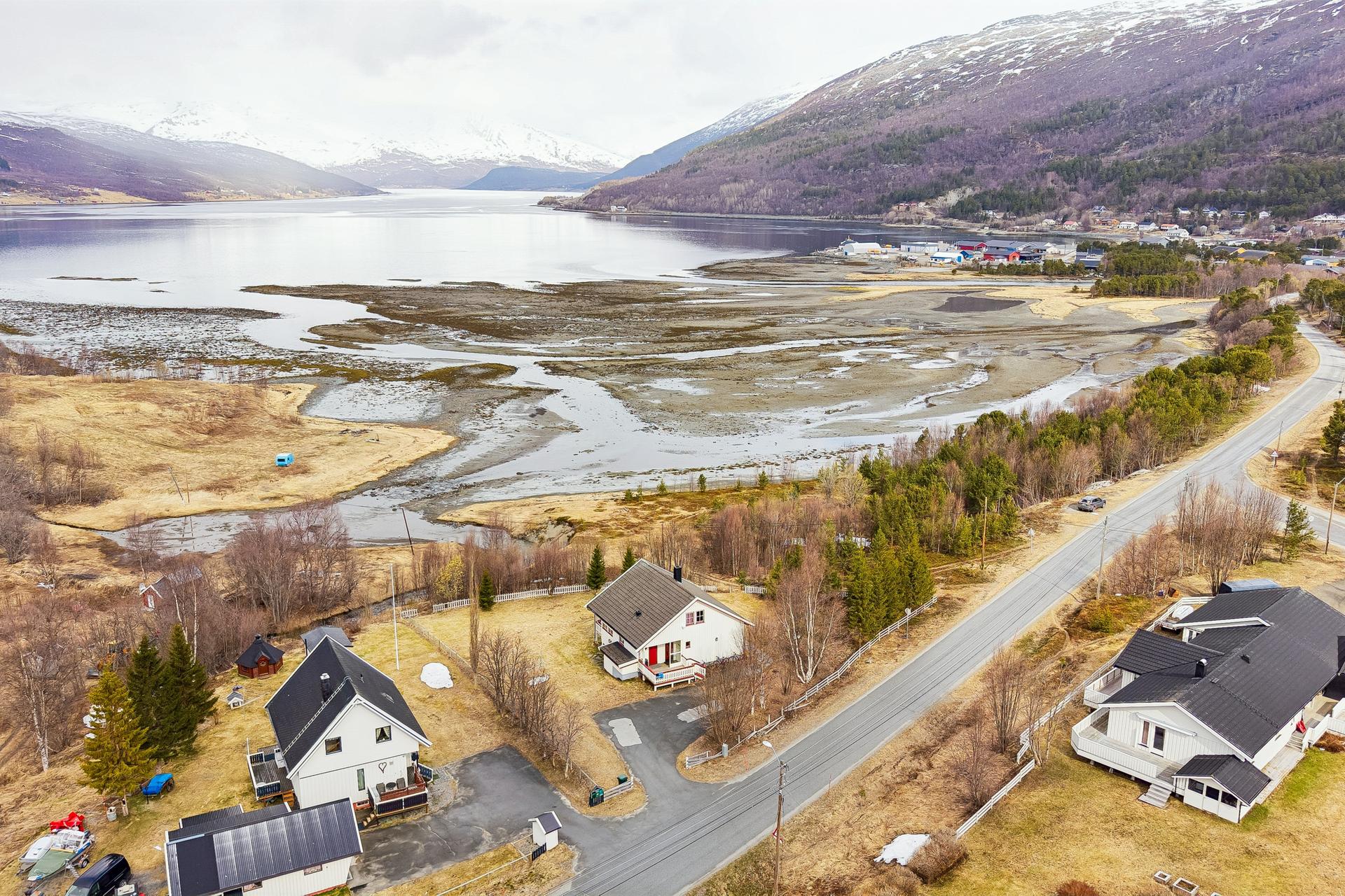 Eiendommen har en flott beliggenhet med nydelig utsikt over fjorden og nærområdet. . Bilde nummer 2 av 3