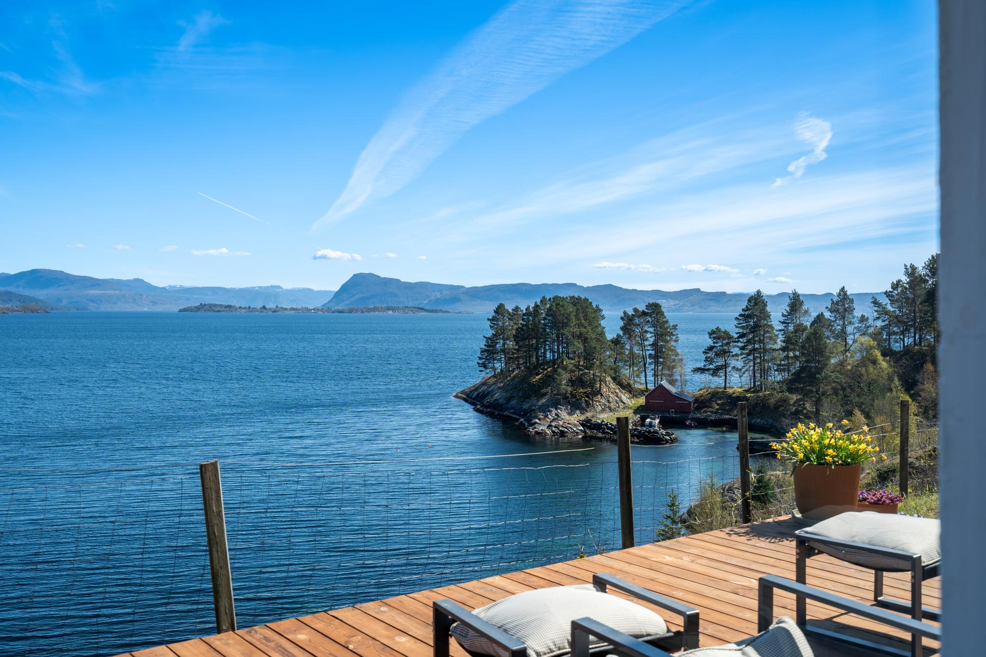 Eiendommen har en flott utsikt utover fjorden.. Bilde nummer 2 av 3