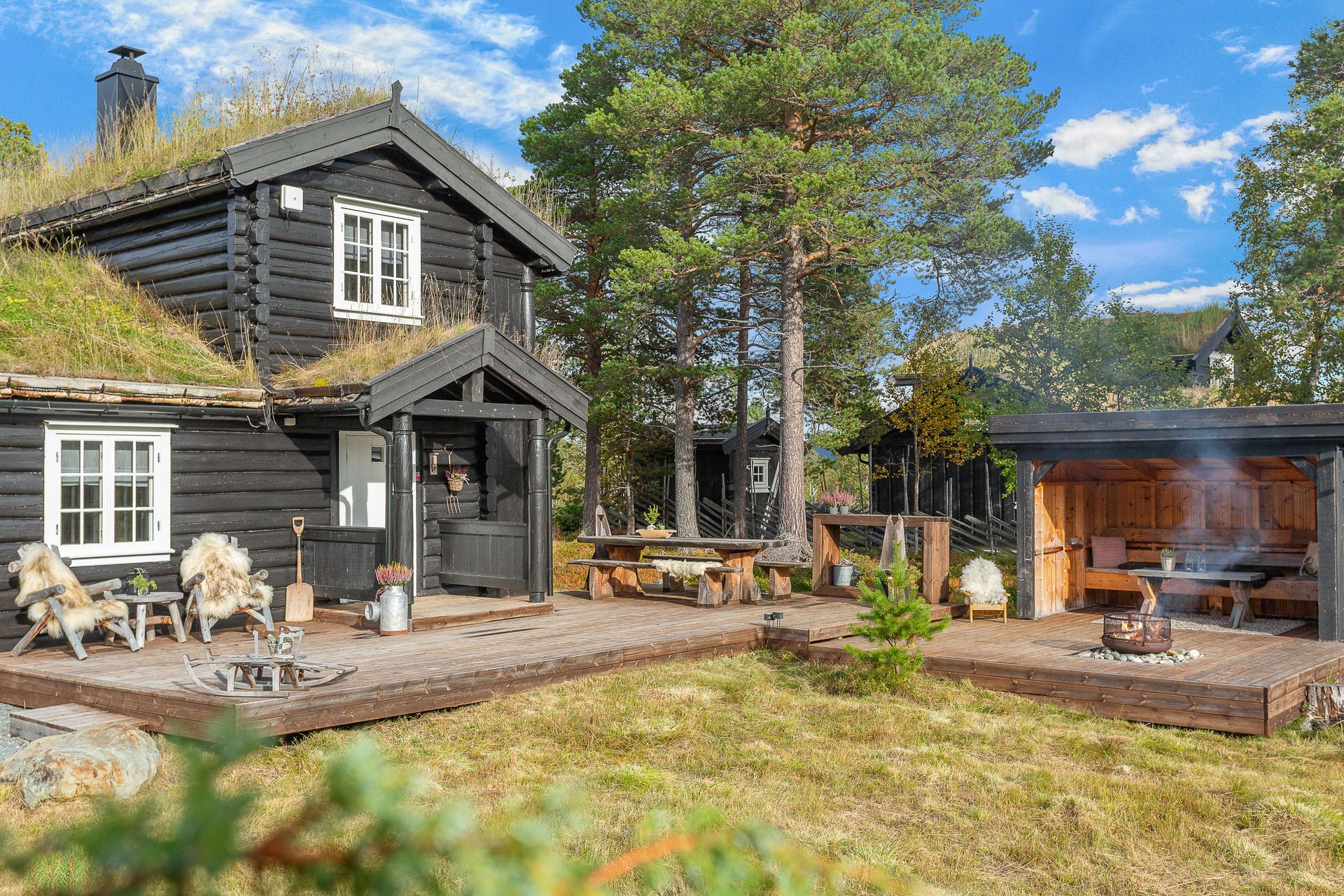 Eiendommen fremstår som lun og hyggelig med en tradisjonell hyttestil og gode uteområder for både avslapning og sosiale sammenkomster.. Bilde nummer 3 av 3