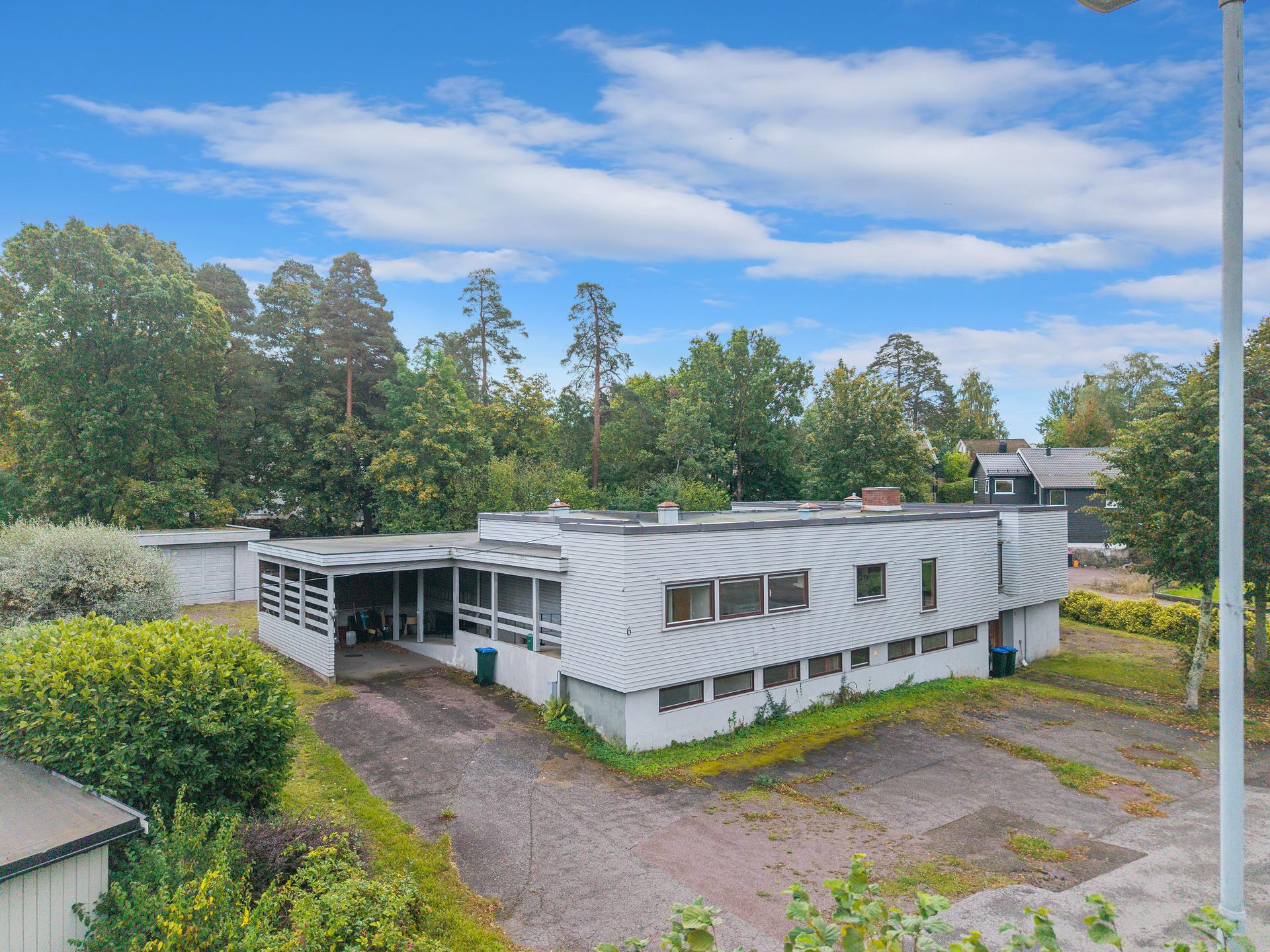 Enebolig over to plan oppført i 1969 på en romslig eiertomt på 1774 kvm.. Bilde nummer 2 av 3