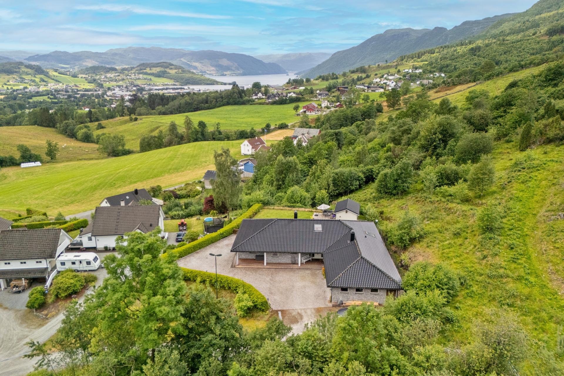 Her bor man i landlige og naturskjønne omgivelser i Etne kommune.. Bilde nummer 3 av 3