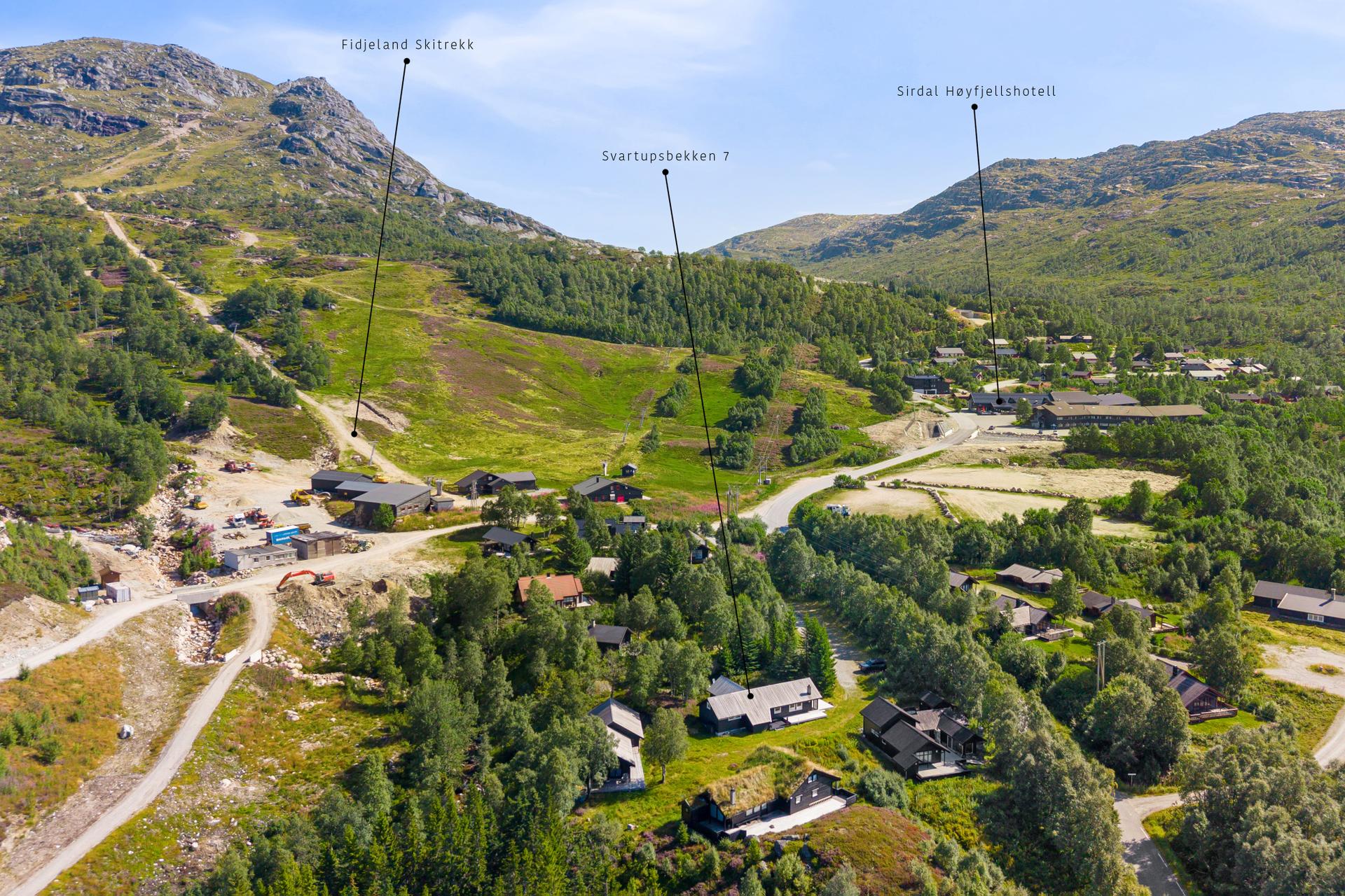 Drømmeplassering for barn i alle aldre. Her springer de inn i alpinbakken, kjapt rundt til venner på feltet og feltet ved siden av. Samt at det på regnværsdager kan bades i bassenget på hotellet - hvor du også kan prøve deg på quiz og afterski.. Bilde nummer 2 av 3