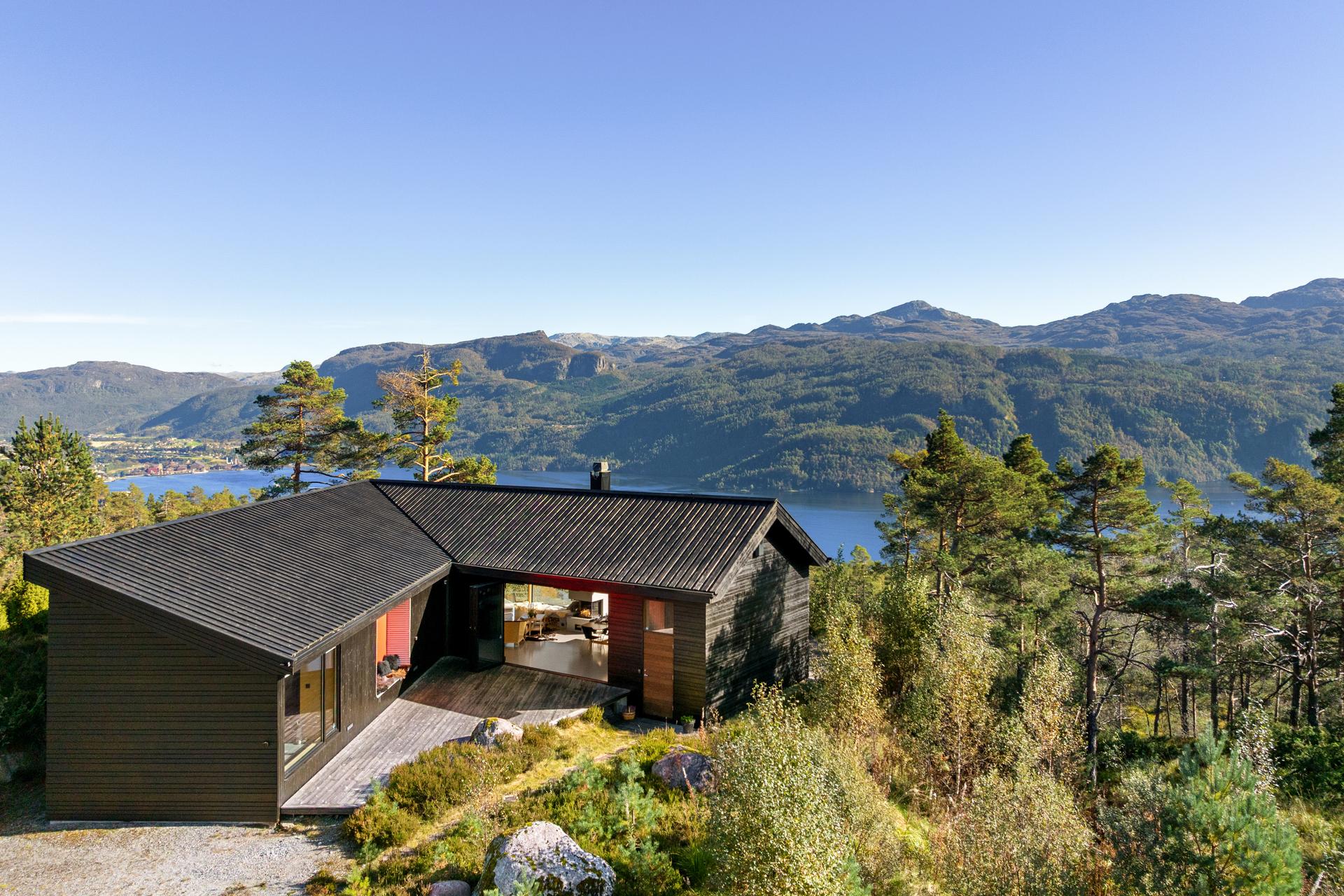 EiendomsMegler 1v/Margareth Jensen har gleden av å presentere denne lekre fritidsboligen designet av arkitekt Tommie Wilhelmsen. . Bilde nummer 1 av 3