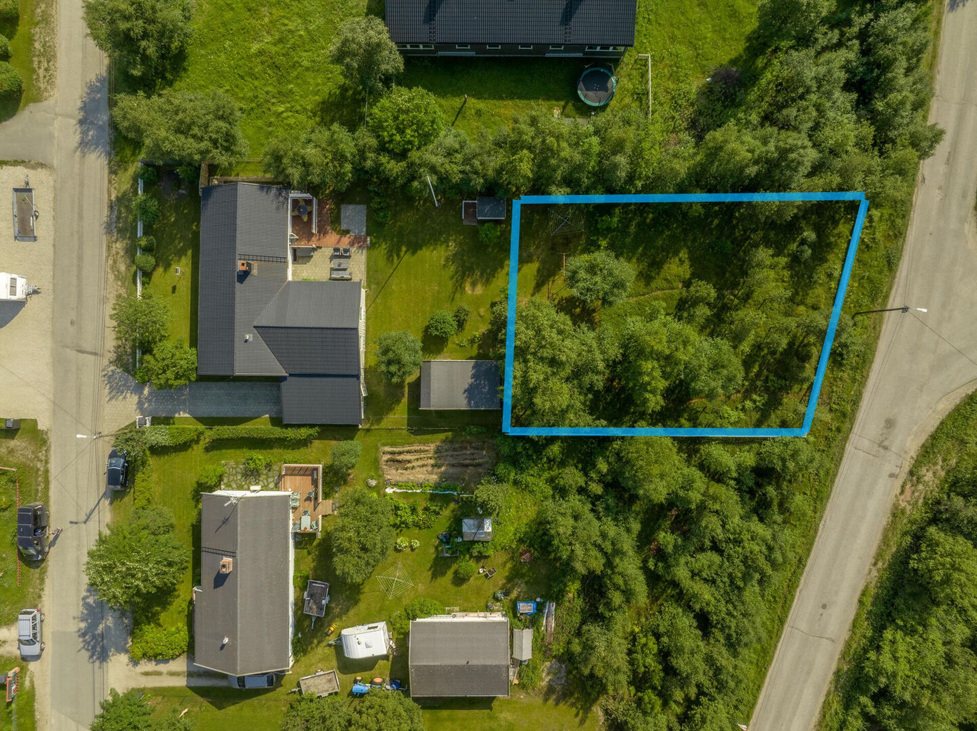 Eiendommen ligger i et etablert nabolag med umiddelbar nærhet til skog og mark. Inntegning av tomtegrenser på bilder er kun ment som en illustrasjon.. Bilde nummer 2 av 3