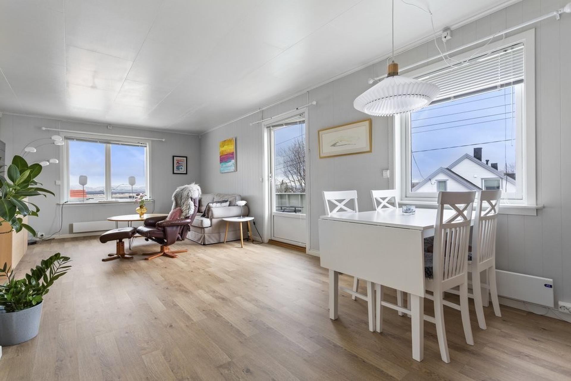 Stuen byr på fleksible møbleringsmuligheter med plass til både spiseområde og sofahjørne. Store vindusflater og terrasseutgang sikrer flott lysinnslipp gjennom hele dagen.. Bilde nummer 3 av 3