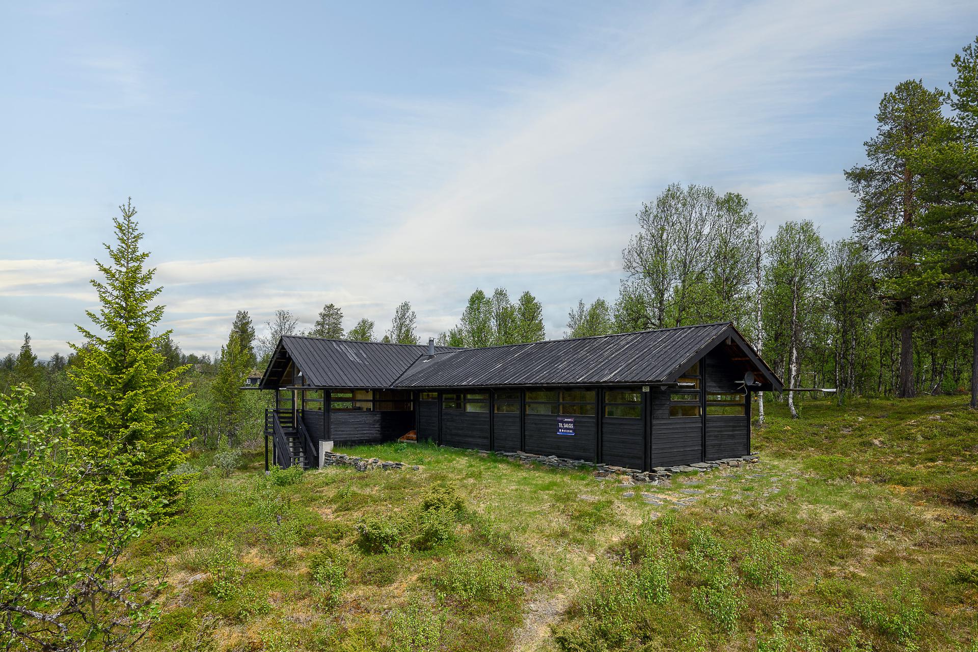En romslig hytte med spennende arkitektonisk uttrykk. Bilde nummer 2 av 3