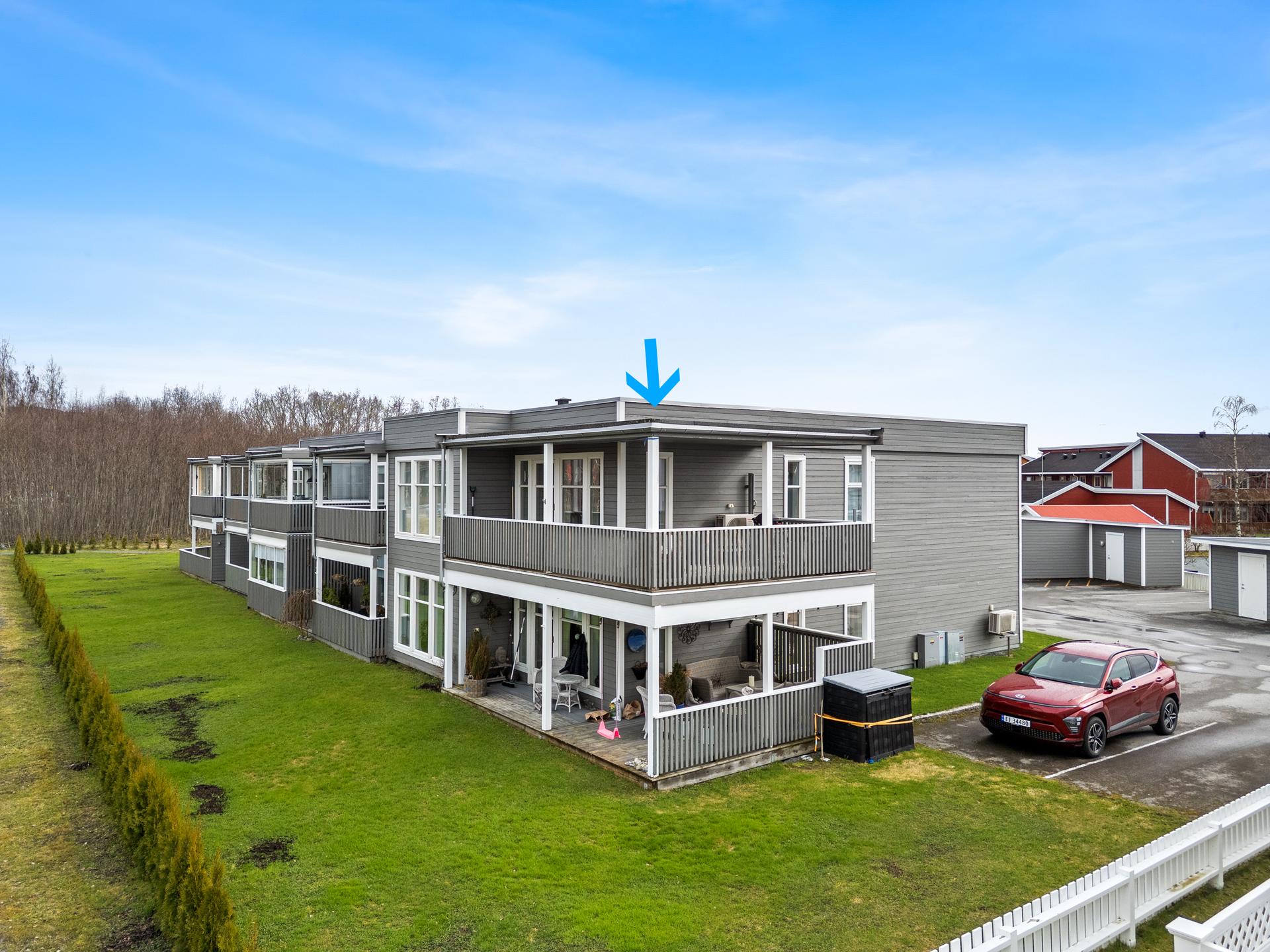 Stor takoverbygd veranda mot vest. . Bilde nummer 1 av 3
