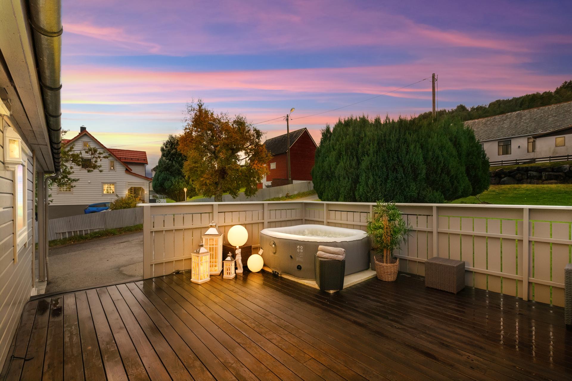 Terrasse med utgang fra stue.. Bilde nummer 3 av 3