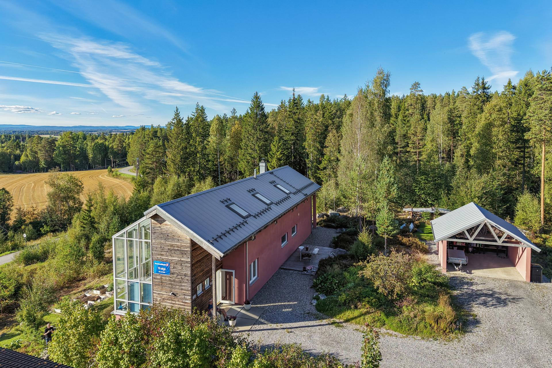 Eiendommen består av en fin blanding mellom naturtomt og opparbeidede områder med blomster og prydbusker. Tomten er på romslige 1,2mål.. Bilde nummer 2 av 3