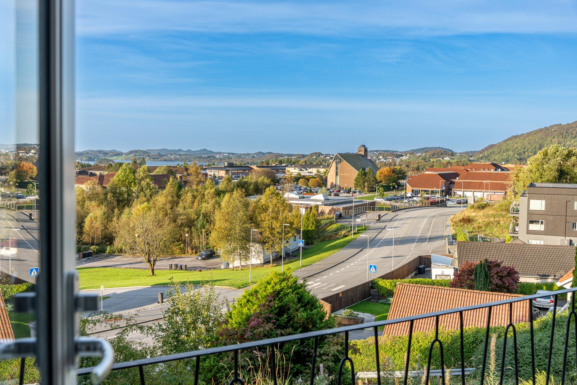 Eiendommen har en fri og høytliggende plassering, med flott utsikt.. Bilde nummer 3 av 3