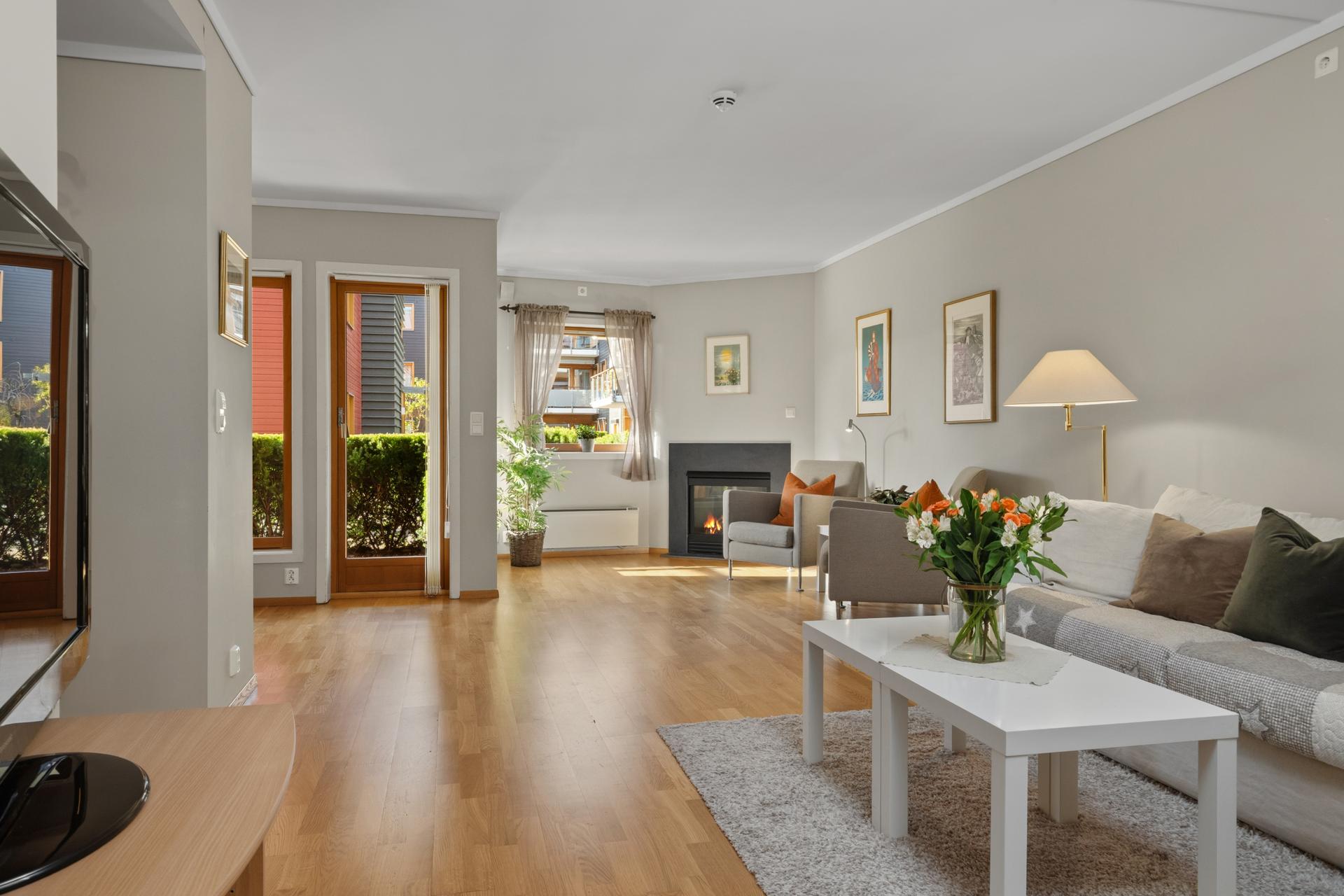Boligen har en gjennomgående planløsning med store vindusflater mot sydvest som fyller stue og kjøkken med naturlig lys gjennom store deler av dagen. Oppholdsrommene oppleves lyse, luftige og innbydende, med god plass til både sofagruppe og spisebord. . Bilde nummer 3 av 3