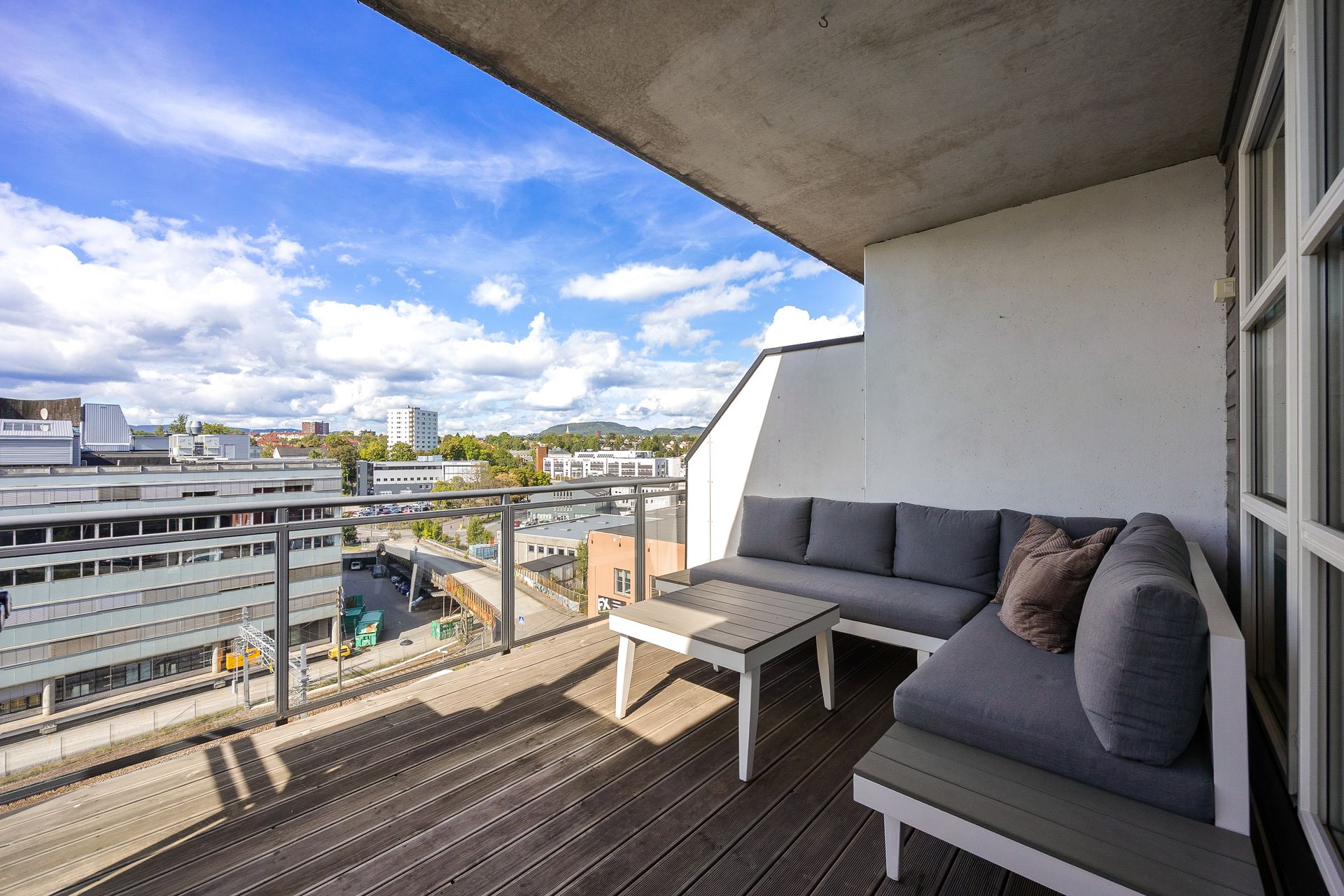 Lys og moderne 3-roms leilighet i 4. etasje med heis og garasjeplass.. Bilde nummer 3 av 3