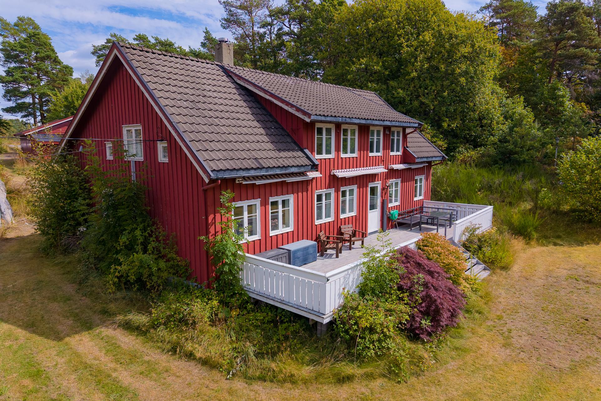 Innholdsrik enebolig fra 1880, vesentlig påbygget og modernisert i 1983.. Bilde nummer 3 av 3