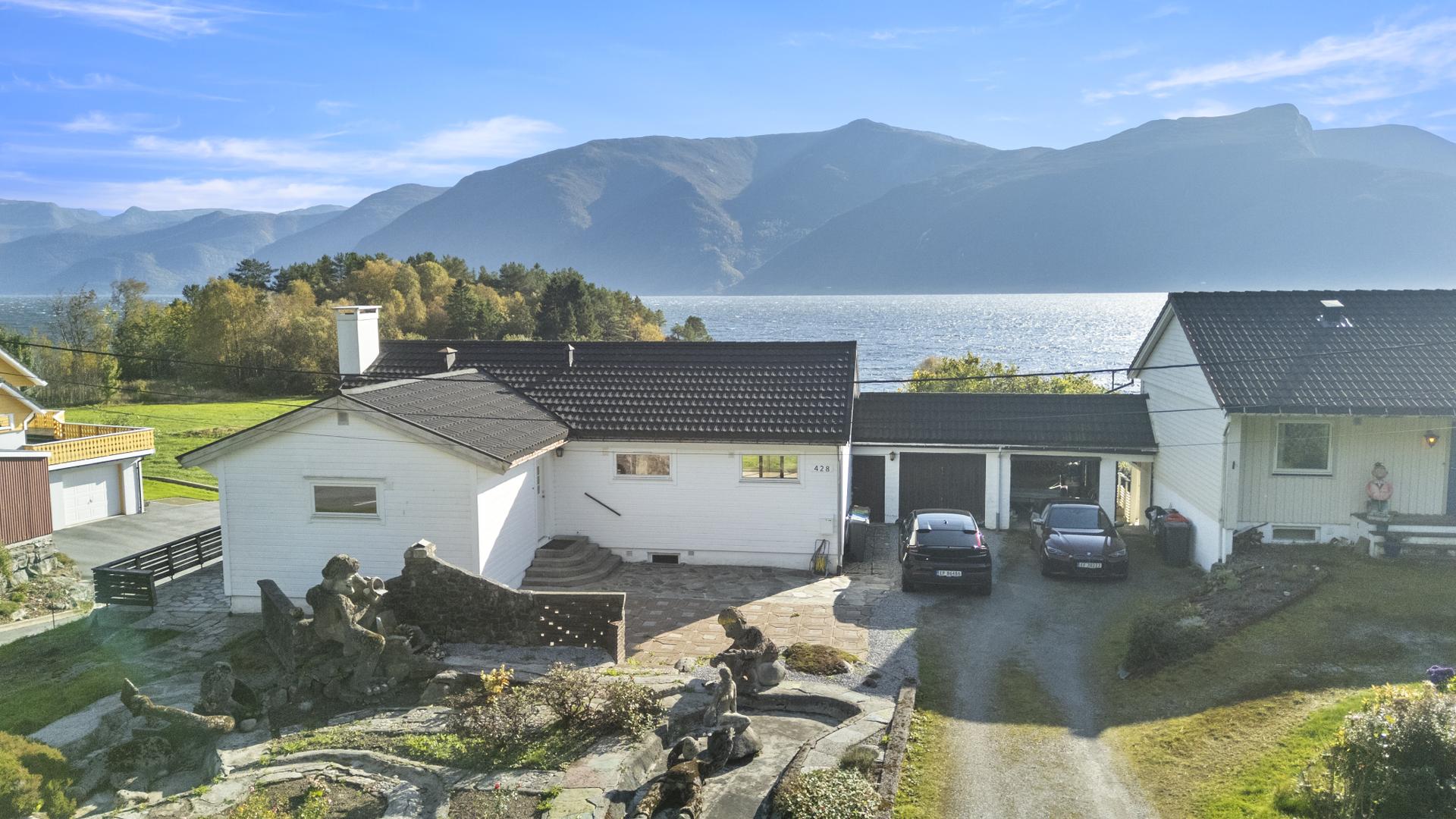 Frittliggjande enebustad over to plan med fjordutsikt og tilhøyrande enkel garasje.. Bilde nummer 3 av 3