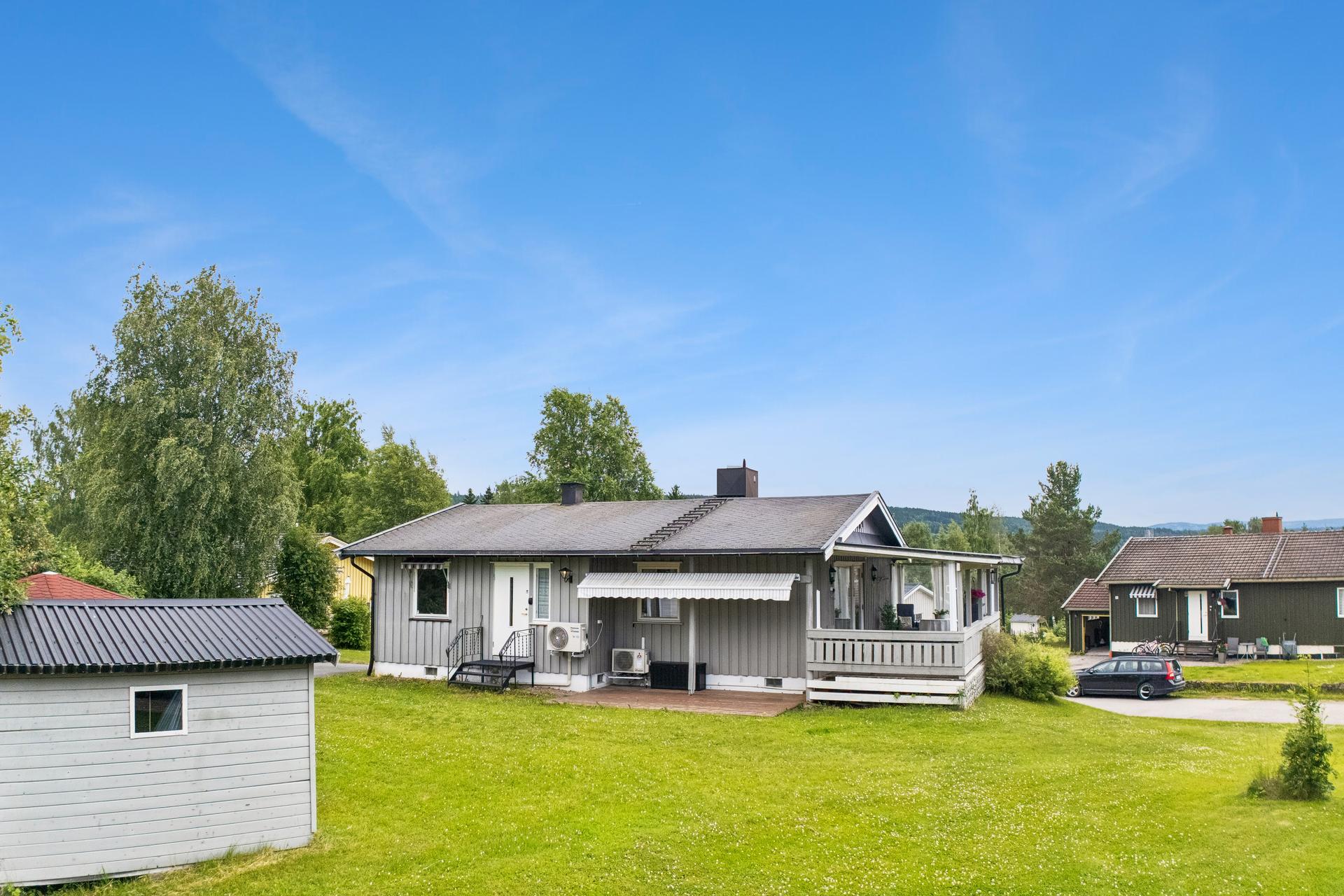 Eiendommen har velstelt, åpen og solrik tomt.. Bilde nummer 2 av 3