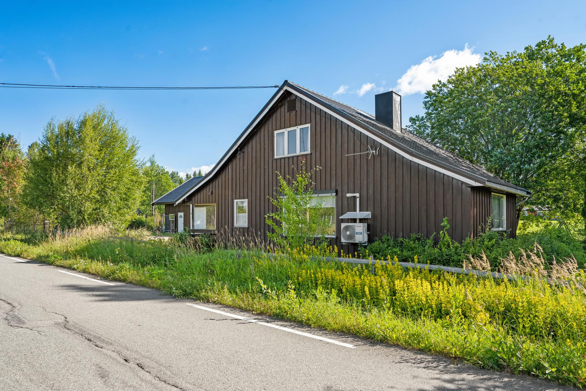 Dette er en eiendom med en landlig og barnevennlig beliggenhet i Løten.. Bilde nummer 2 av 3