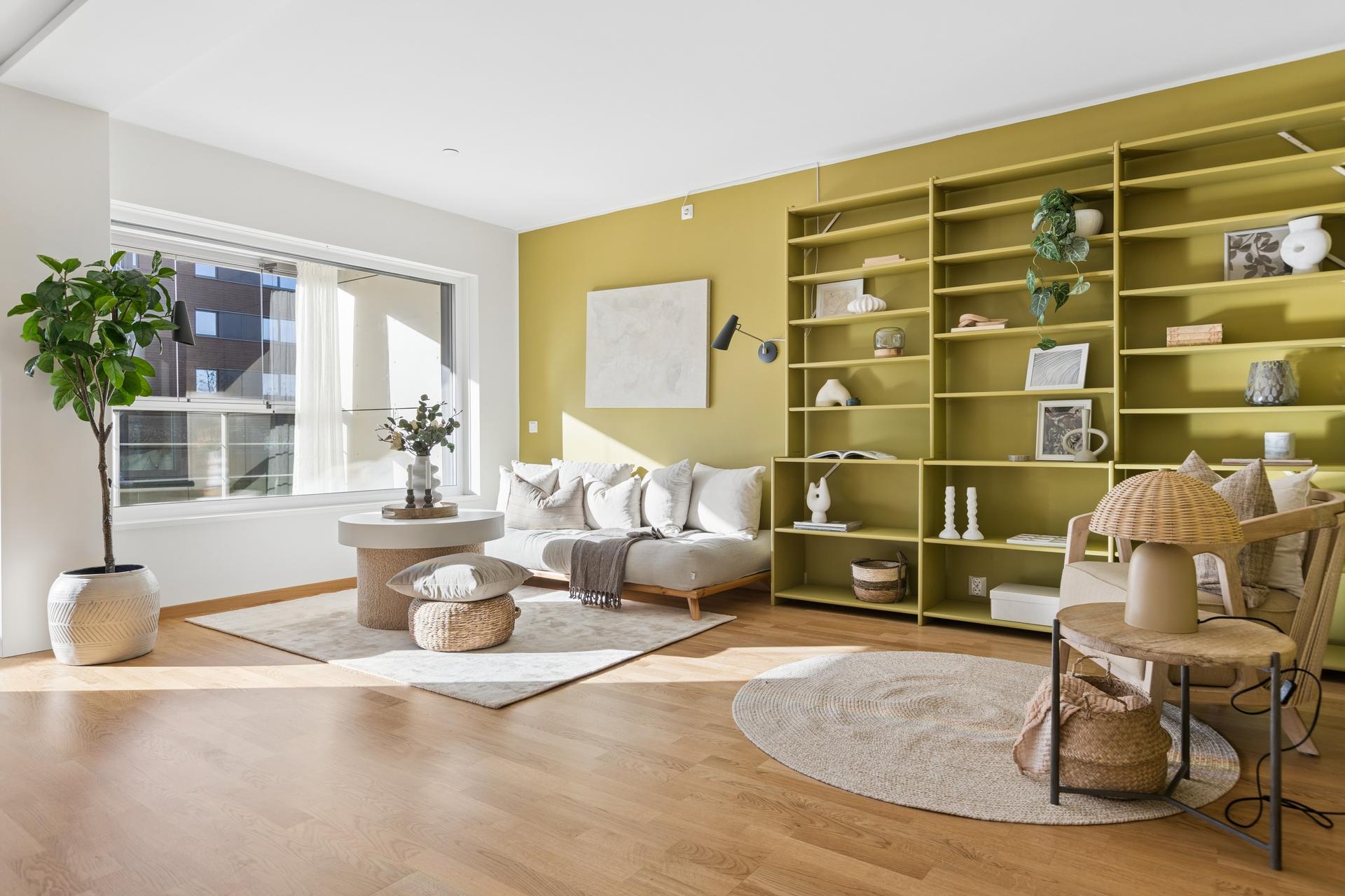 Stuen har store vindusflater som gir mye naturlig lys. . Bilde nummer 3 av 3