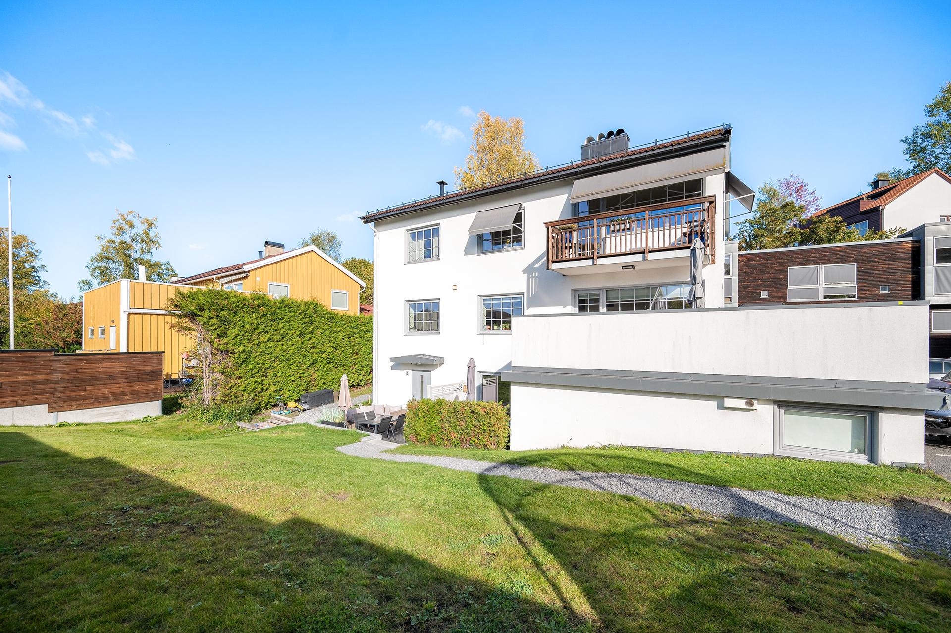 Selveierleilighet i underetasje i et etablert boligområde med felles grøntarealer.. Bilde nummer 2 av 3