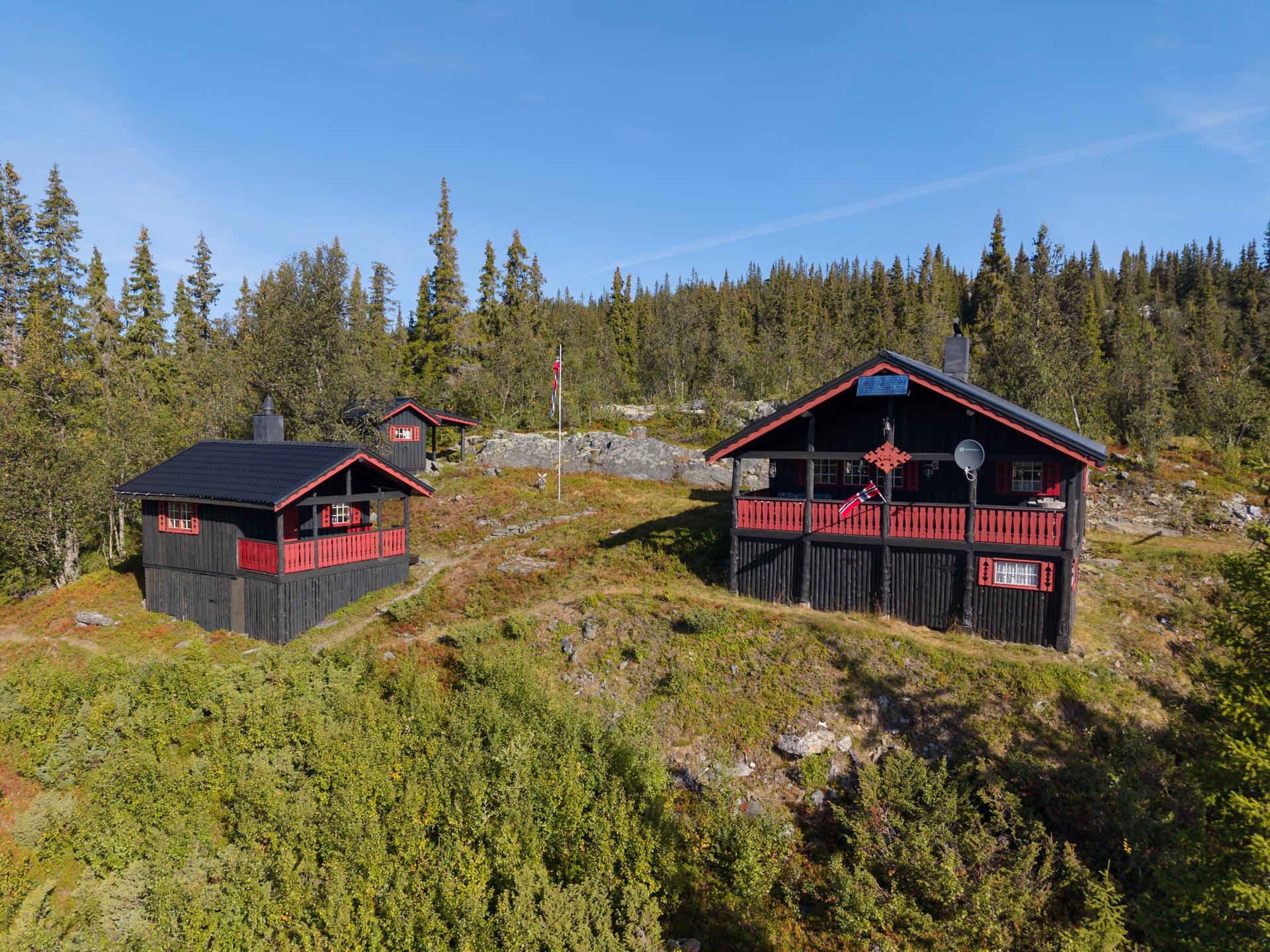 Gompvegen 80 ble oppført i 1982 og består av hytte, anneks og bod.. Bilde nummer 2 av 3