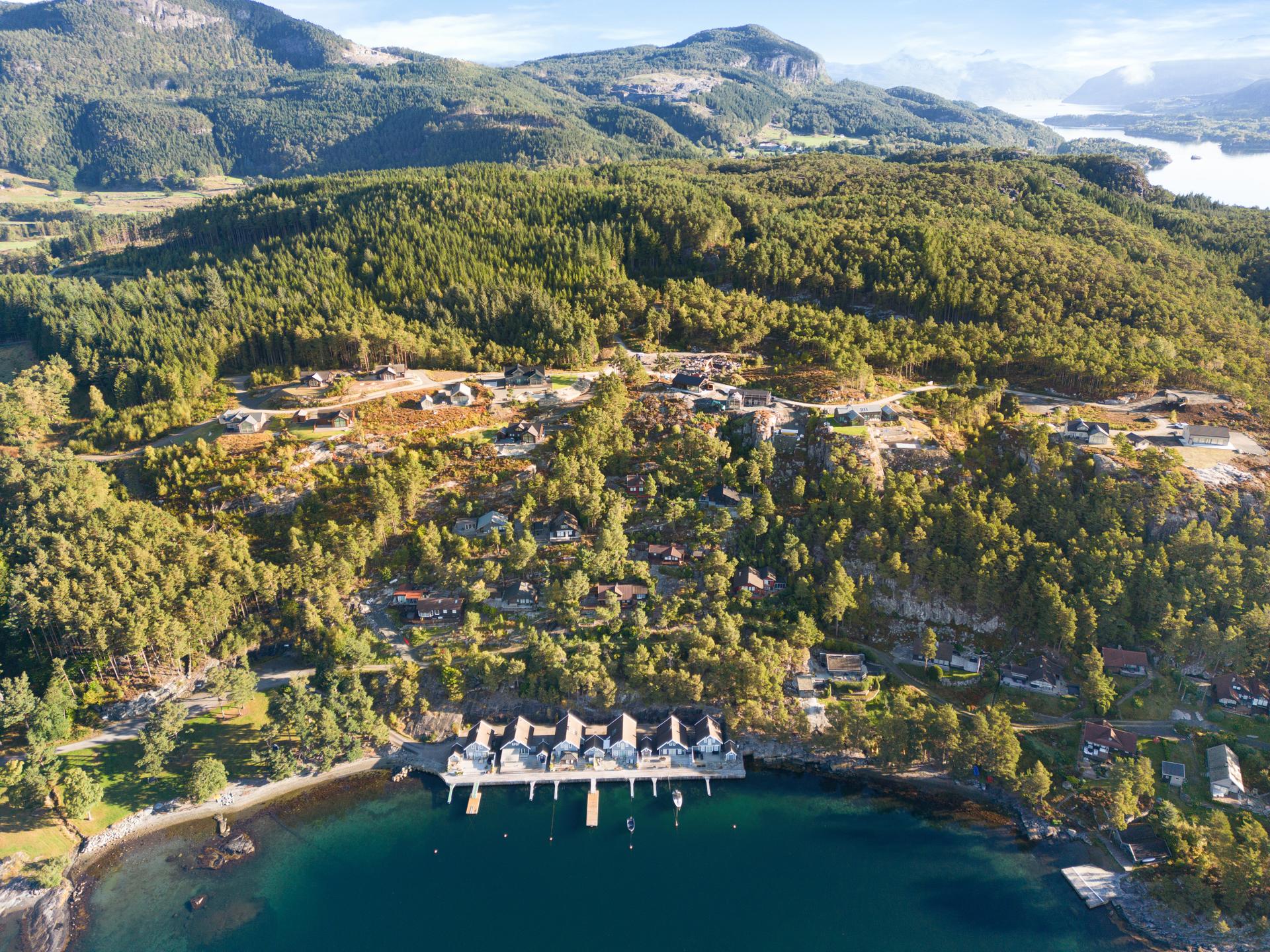 Tomtene ligger svært fint til med utsikt og sol. Kun 1 time og 15 min. Fra Stavanger. Bilde nummer 2 av 3
