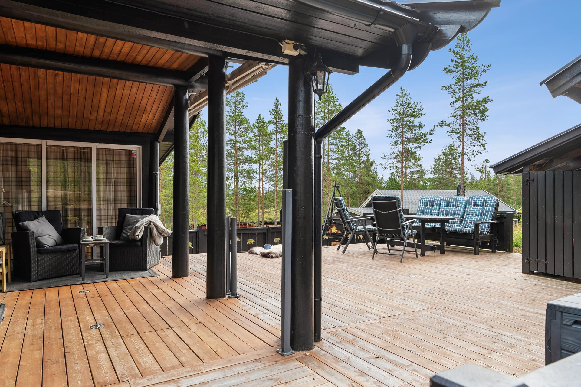 Den store, dels overbygde terrassen på totalt 77 m² gir rikelig med plass for uteliv.. Bilde nummer 2 av 3