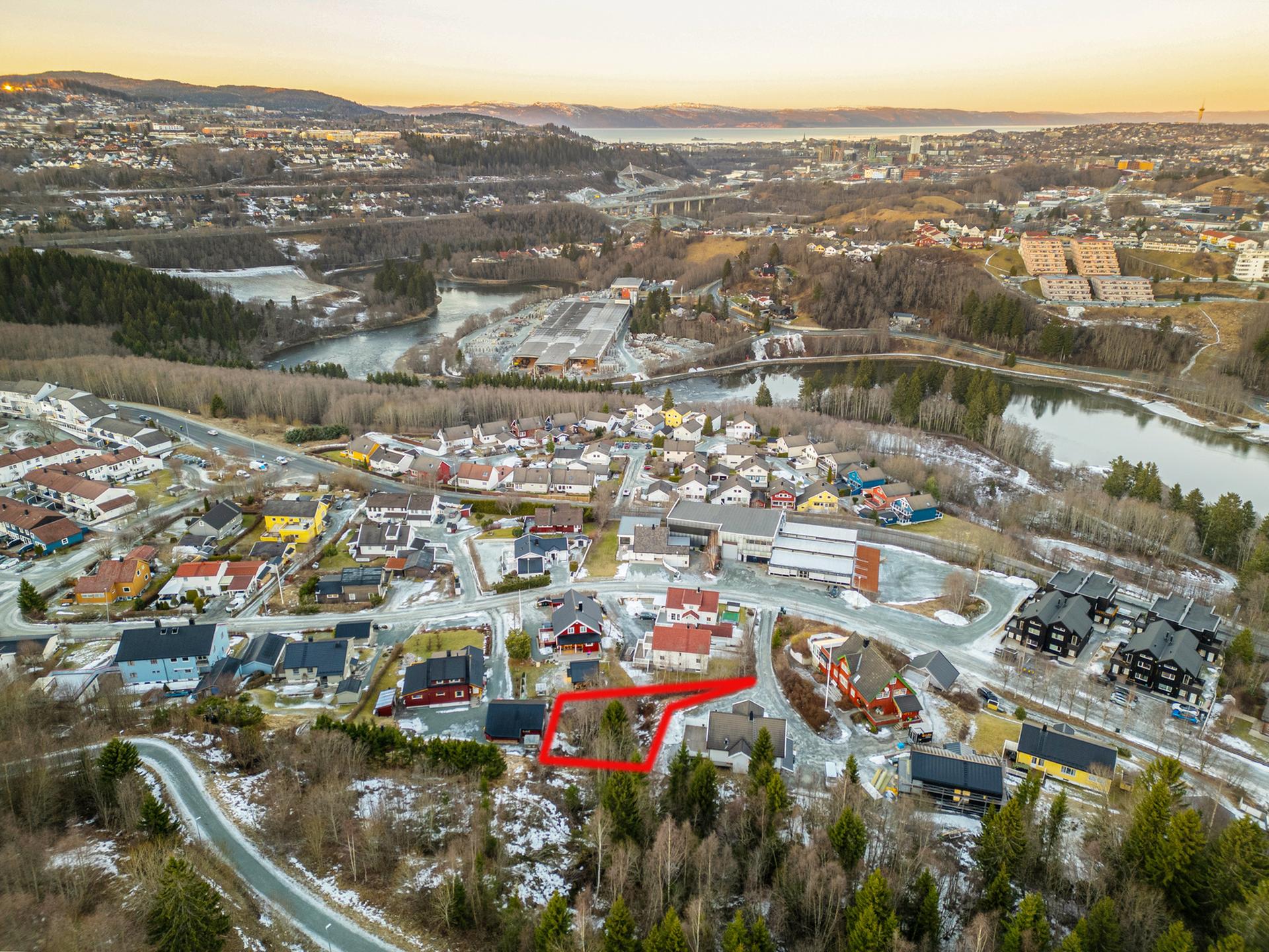 Vi gjør oppmerksom på at inntegnede linjer av tomta er fiktive. Kart med nøyaktige tomtegrenser ligger vedlagt i salgsoppgaven. . Bilde nummer 2 av 3