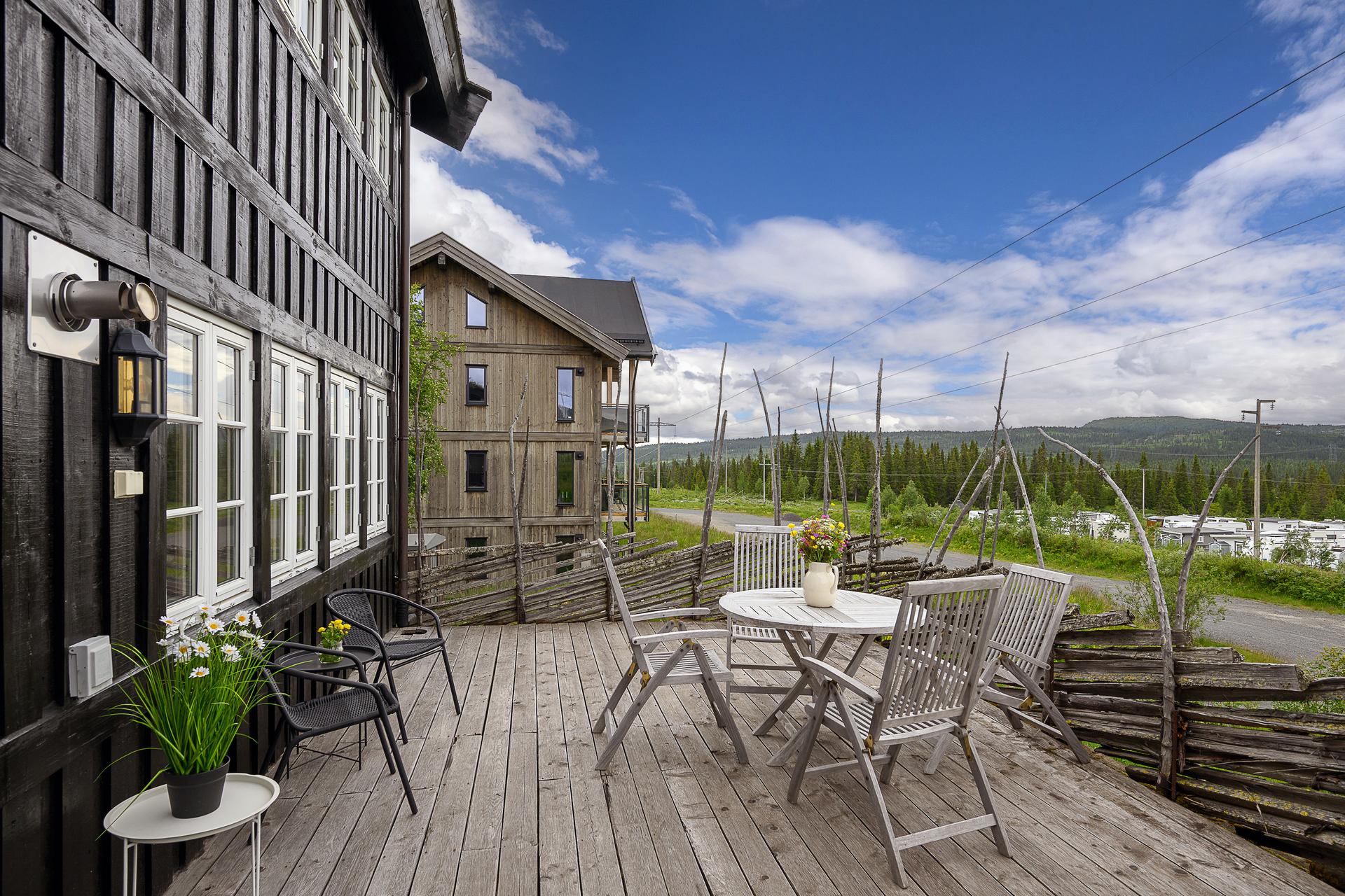 Fra stuen er det utgang til en platting på 41 m², med god plass til utemøbler.. Bilde nummer 2 av 3