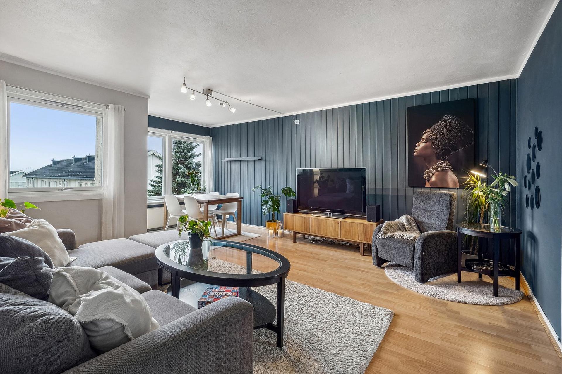 Stuen er romslig og enkel å møblere, med plass til både sofagruppe og spisebord.. Bilde nummer 2 av 3