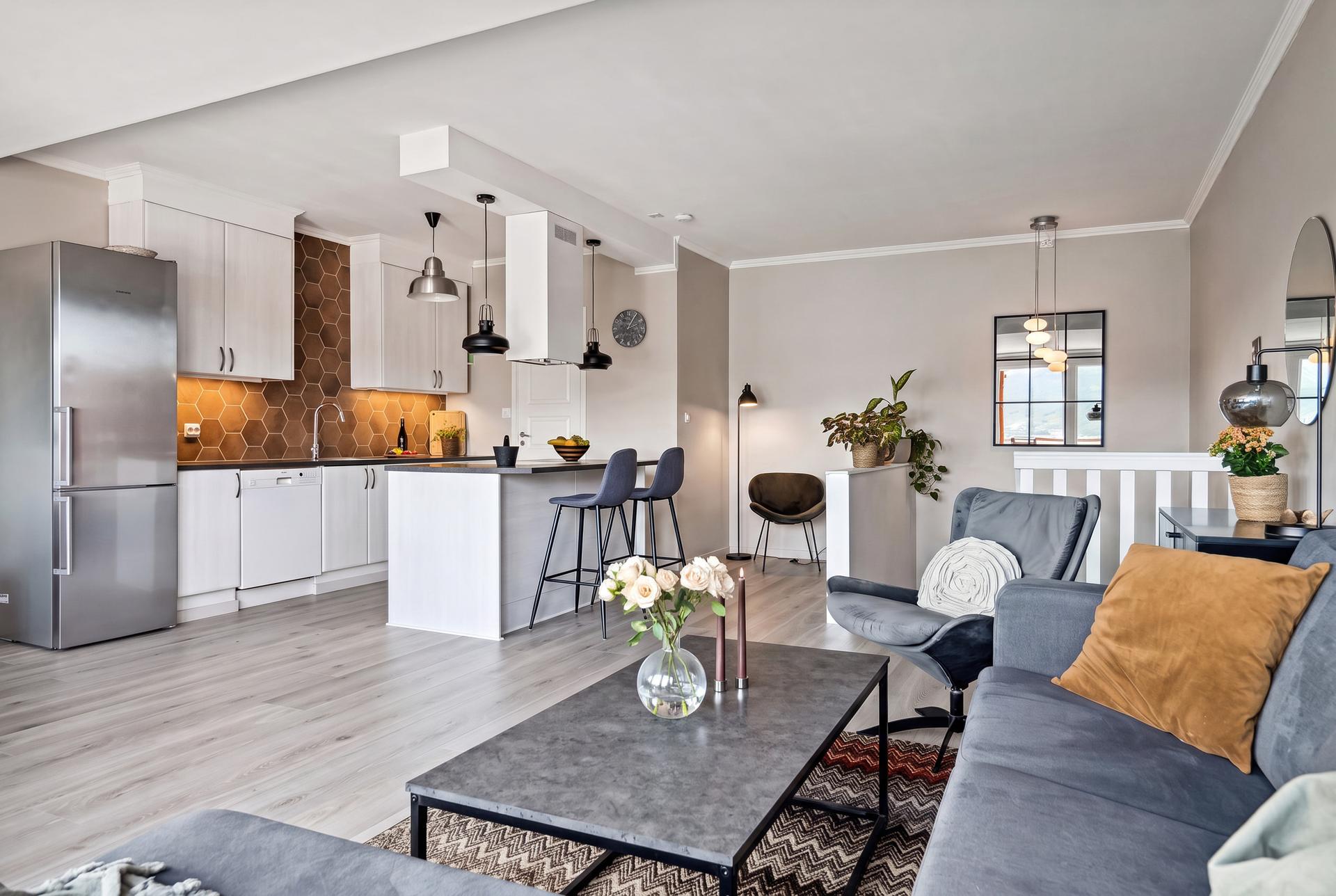 Kjøkkenet og stuen er samlet i en åpen planløsning med kjøkkenøy og god plass til spisebord.. Bilde nummer 3 av 3