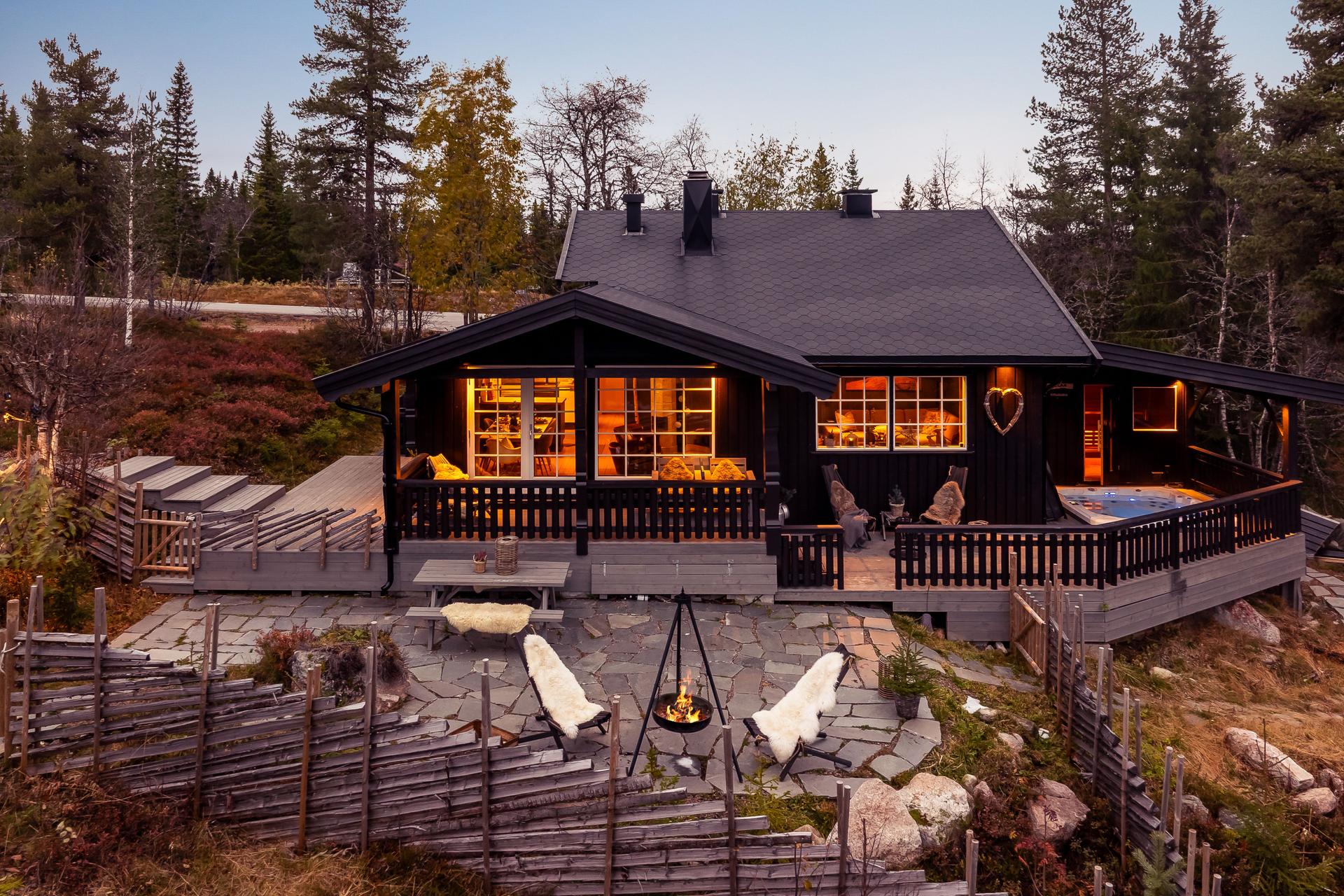 Hytta ligger i et rolig og etablert område av Fageråsen.. Bilde nummer 2 av 3