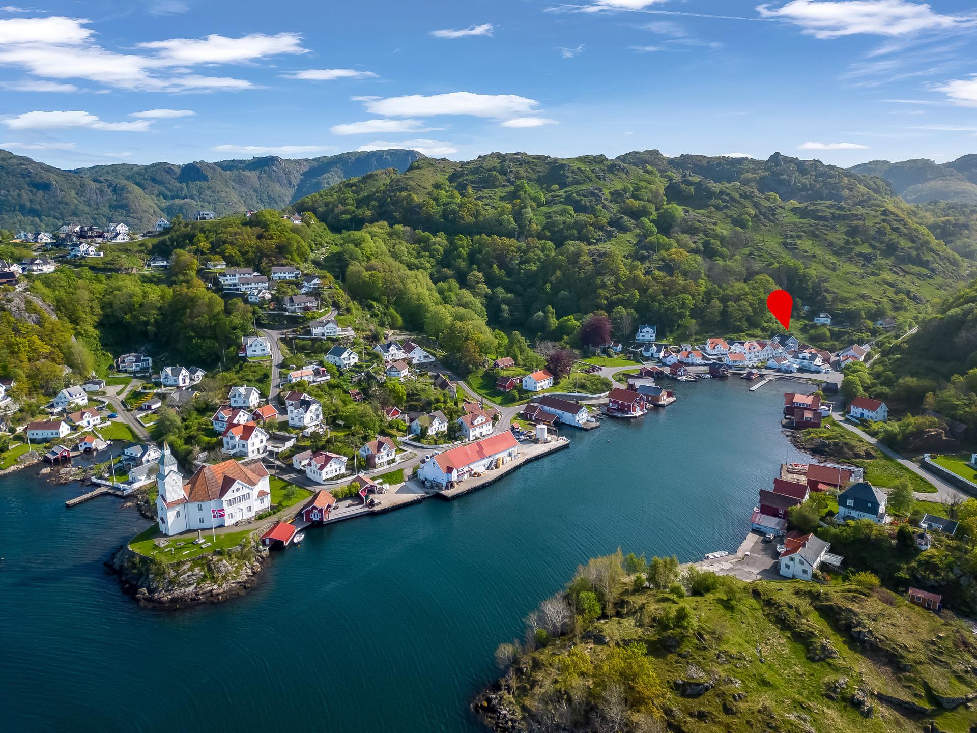 Eiendommen ligger fint til innerst i havna. . Bilde nummer 2 av 3