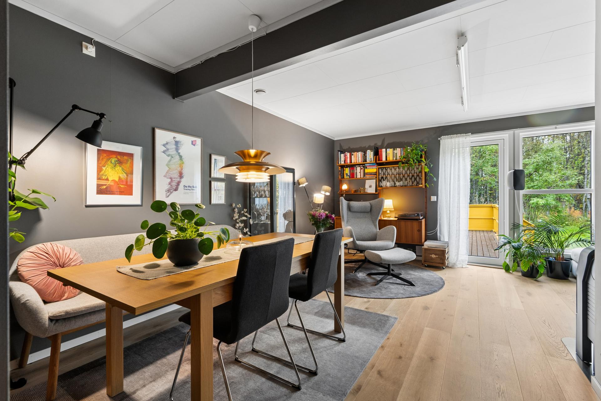 Lys stue med god plass til spisebord og direkte utgang til usjenert terrasse.. Bilde nummer 3 av 3