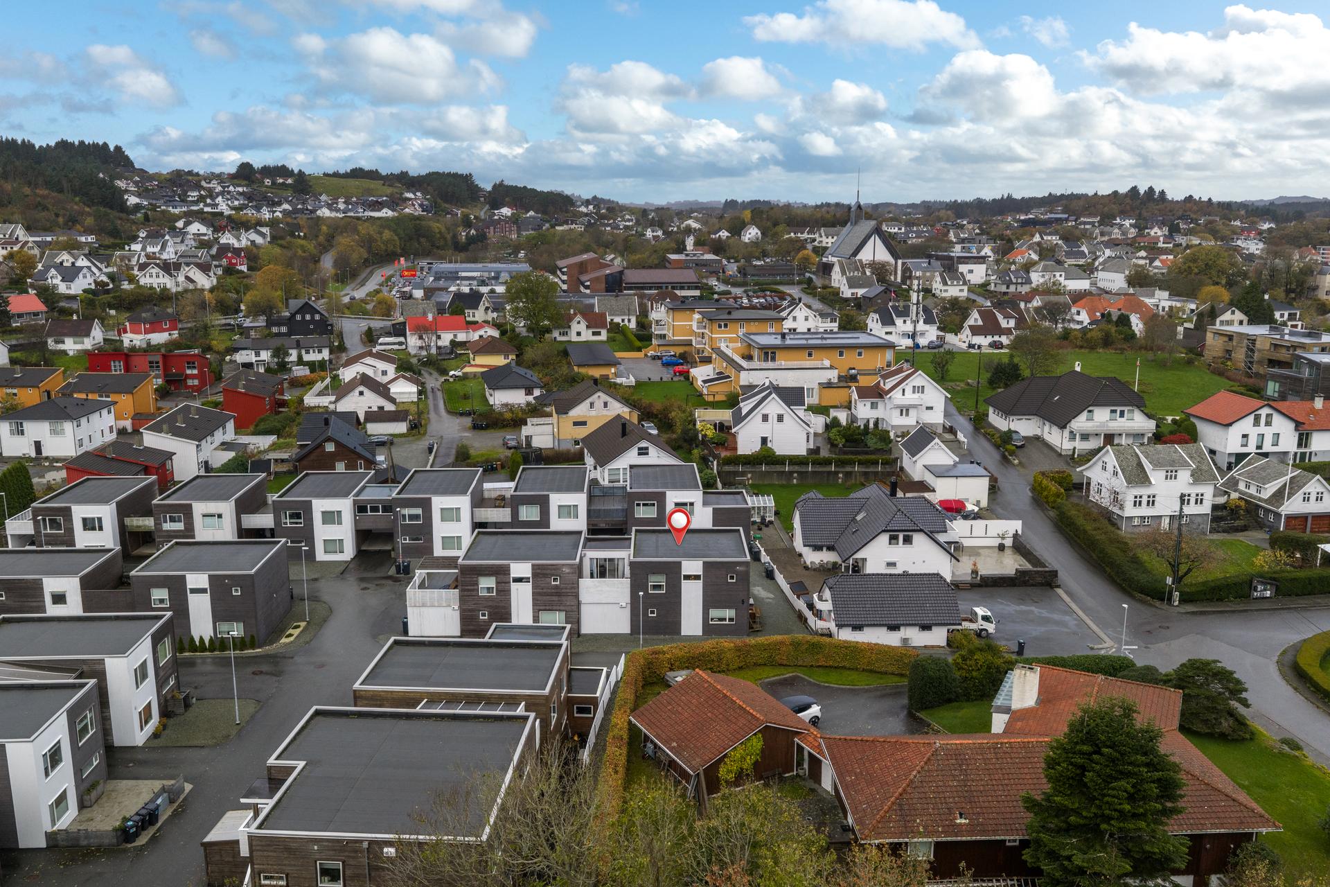 Tomannsbolig over to plan med sentral og barnevennlig beliggenhet i Kopervik.. Bilde nummer 2 av 3