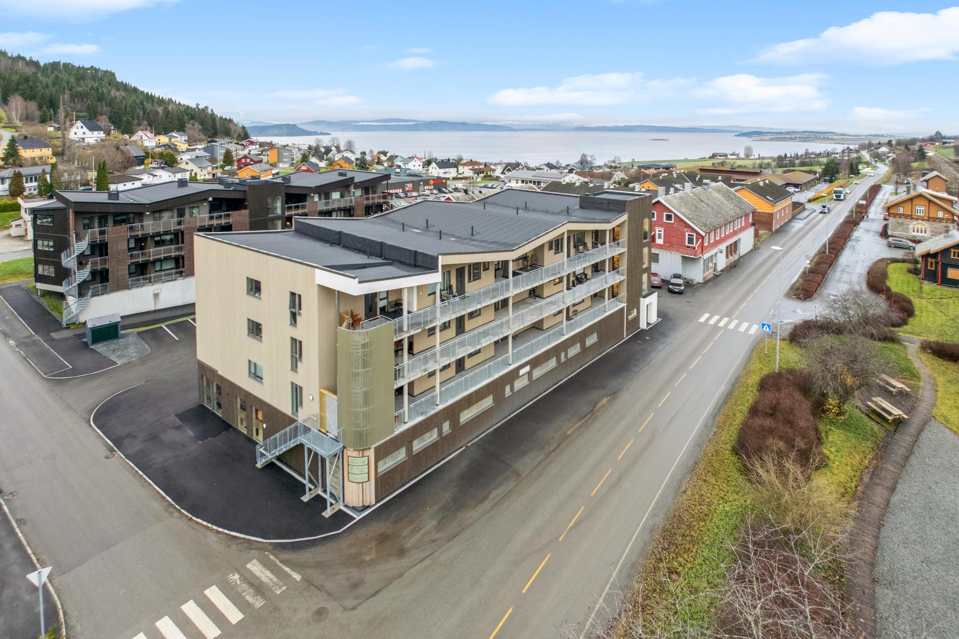 Svalganger med formiddagssol på inngangssiden og private terrasser mot fellesarealet med ettermiddag og kveldssol utover fine midtsommerkvelder.. Bilde nummer 1 av 3