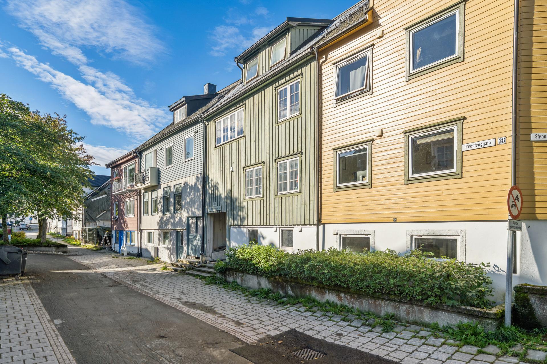 Klassisk trehusbebyggelse i Prestenggata med kort gangavstand til Tromsø sentrum.. Bilde nummer 3 av 3
