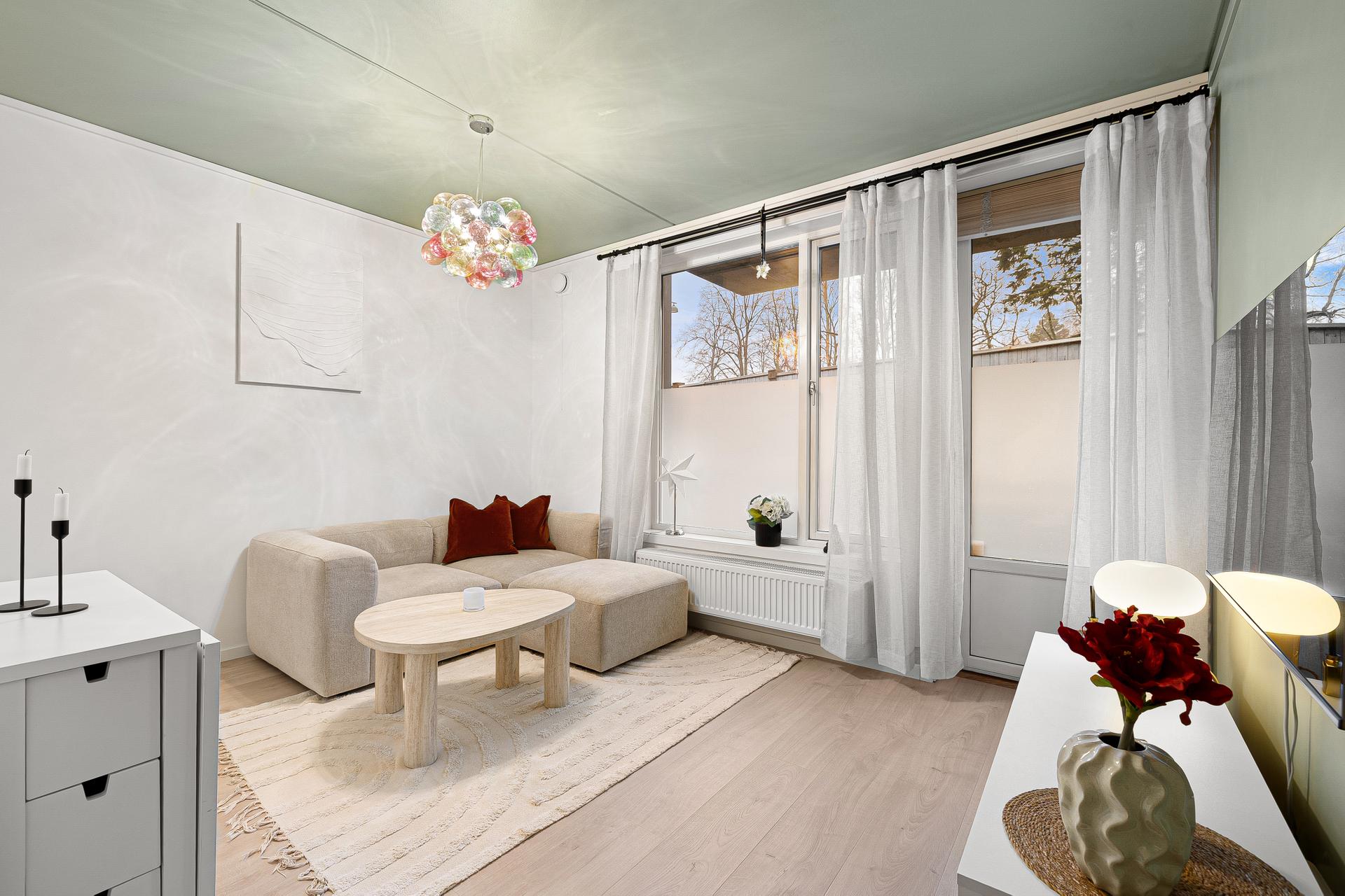 Leiligheten har et totalt bruksareal (BRA-i) på ca. 62 m², fordelt på en hoveddel og en separat del med egen inngang. Den separate delen er i dag utleid og innbringer leieinntekter på kr 8.500,- per måned.. Bilde nummer 2 av 3