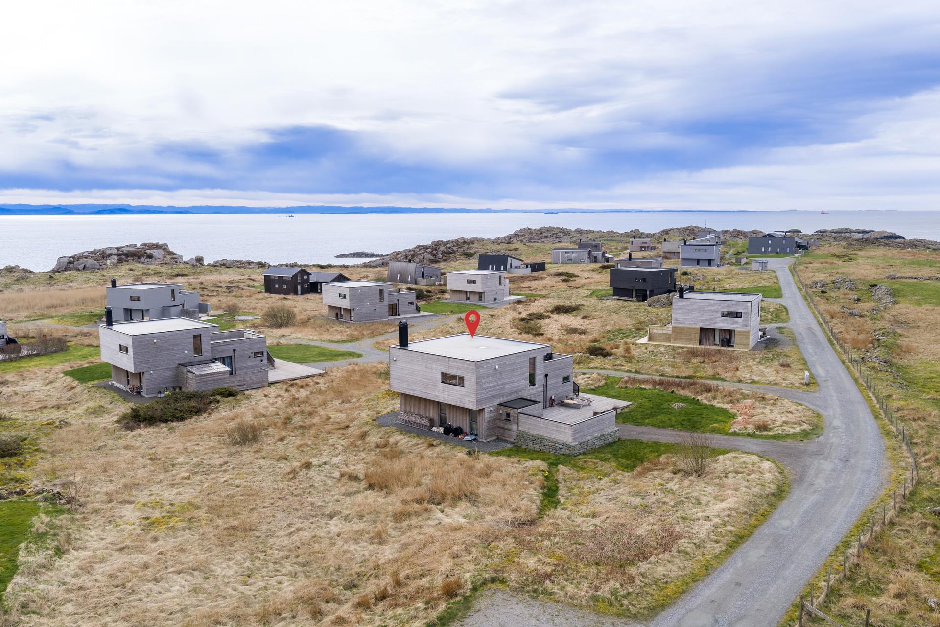 Hytten har en nydelig beliggenhet mot sjøen, i maritime omgivelser med sol fra morgen til kveld og har panoramautsikt mot Karmsundet, Boknafjorden, Ryfylke, Stavanger mm. . Bilde nummer 2 av 3