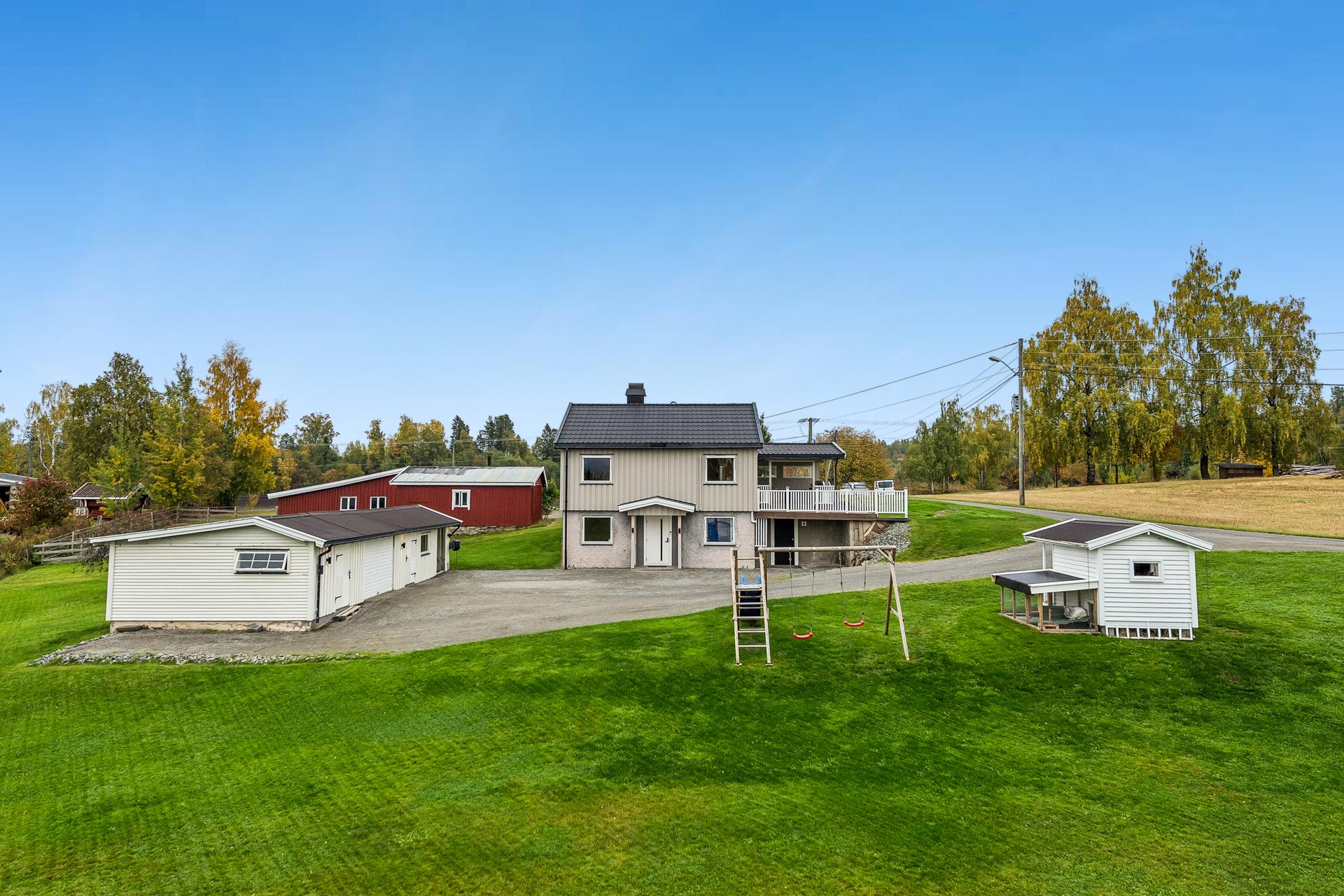 Enebolig over to plan med romslig tomt og frittstående garasje og uthus i landlige omgivelser.. Bilde nummer 2 av 3