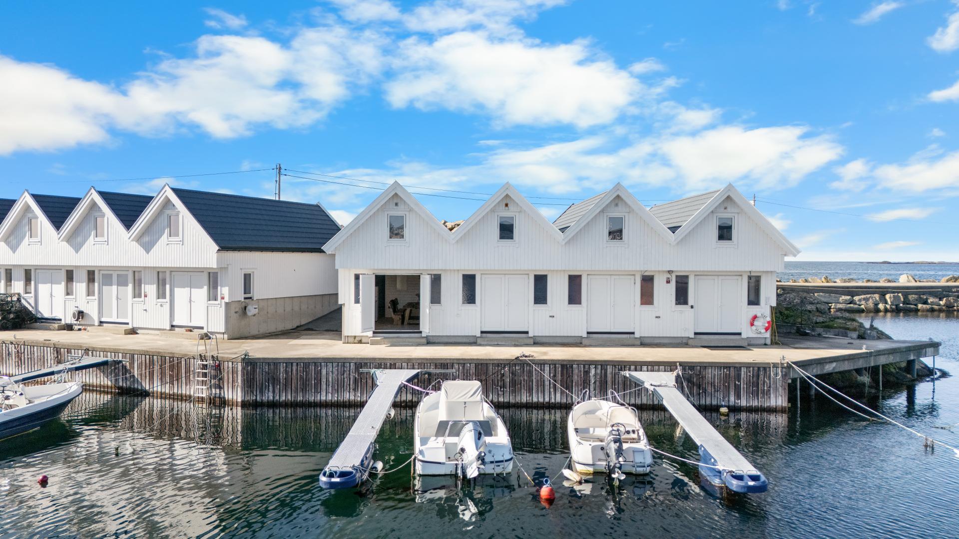 Naustet ligger på idylliske Varholmen i Åkrehamn, med en fantastisk utsikt mot havet og egen båtplass like utenfor.. Bilde nummer 1 av 3