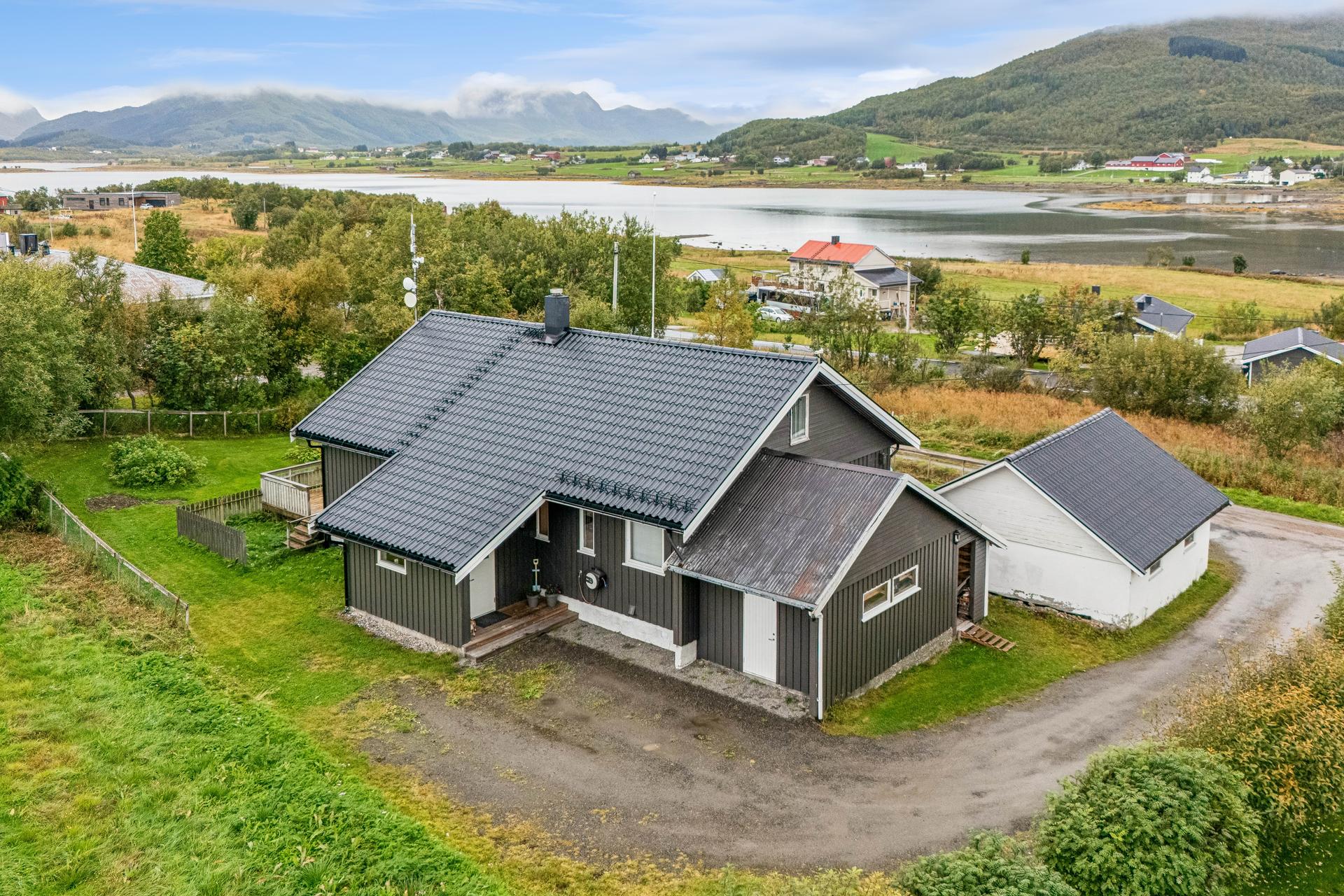 Eiendommen ligger fint til med nærhet til Eidsfjorden.. Bilde nummer 3 av 3