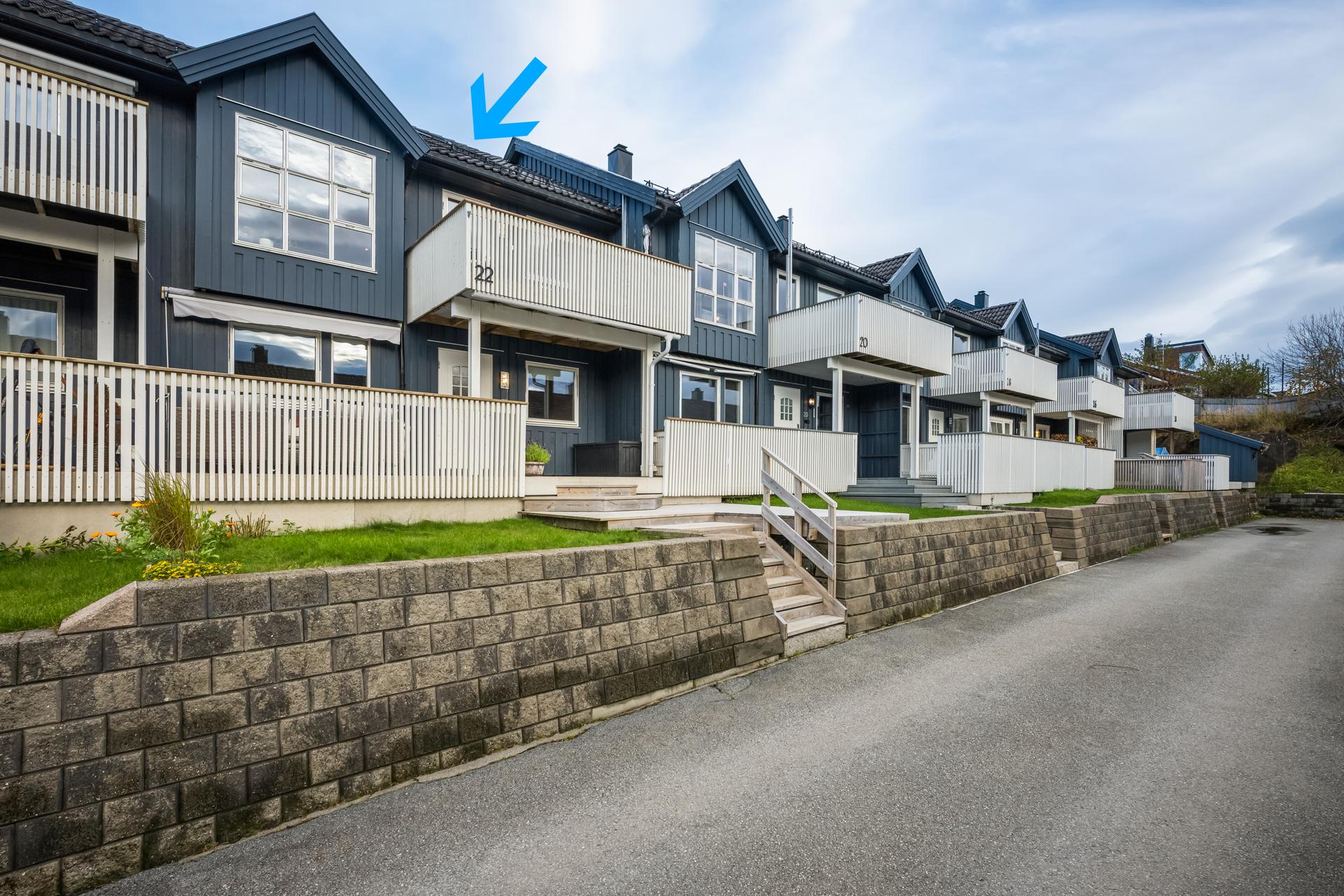 Meget innholdsrik bolig over 3 plan med carport m/el.billader.. Bilde nummer 2 av 3