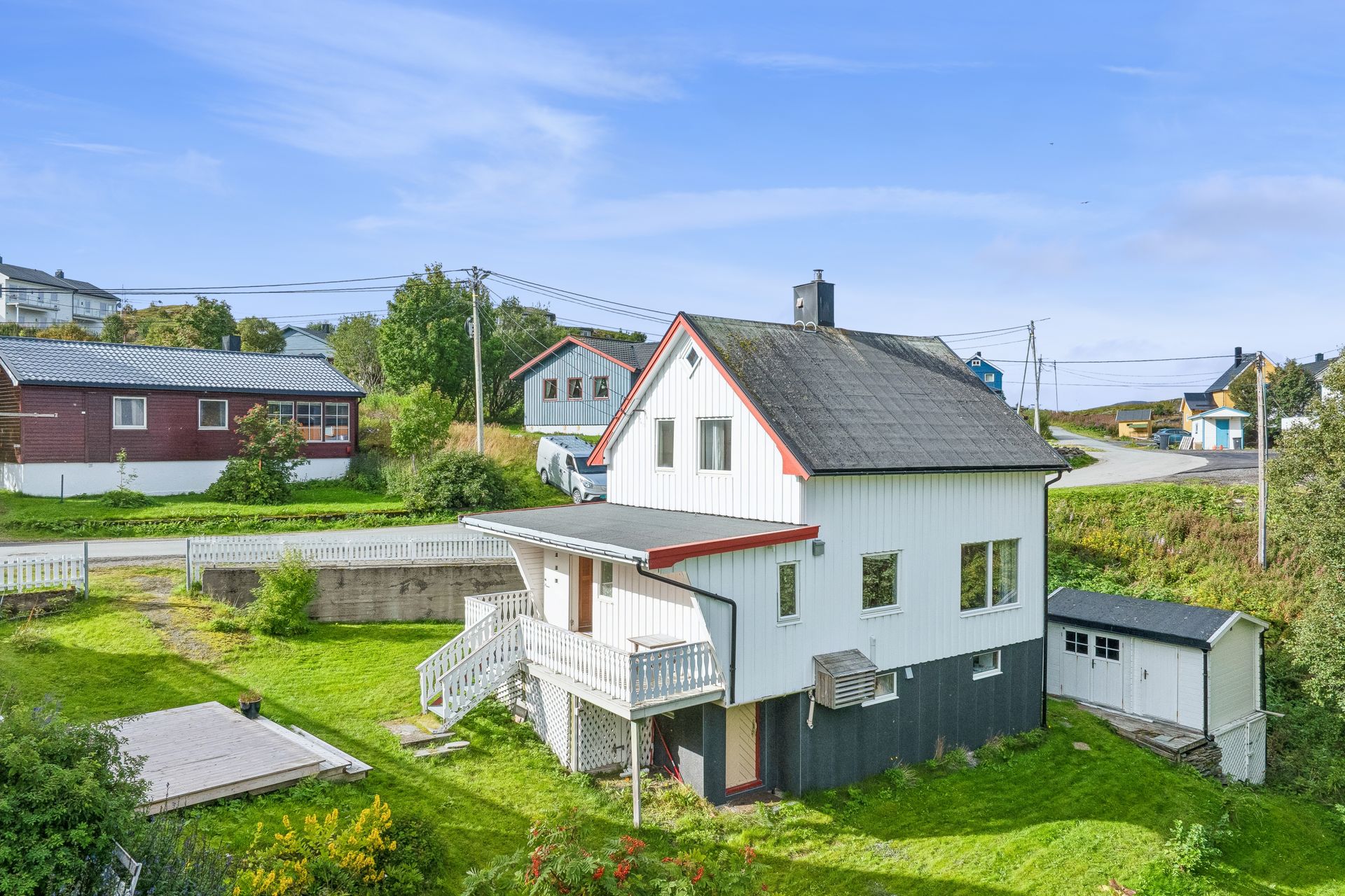 Velkommen til Skippergata 17! Eldre enebolig med flott beliggenhet i Breivikbotn.. Bilde nummer 1 av 3