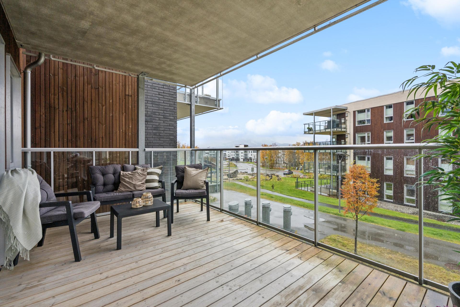 Stor, overbygd sørvestvendt veranda. . Bilde nummer 3 av 3