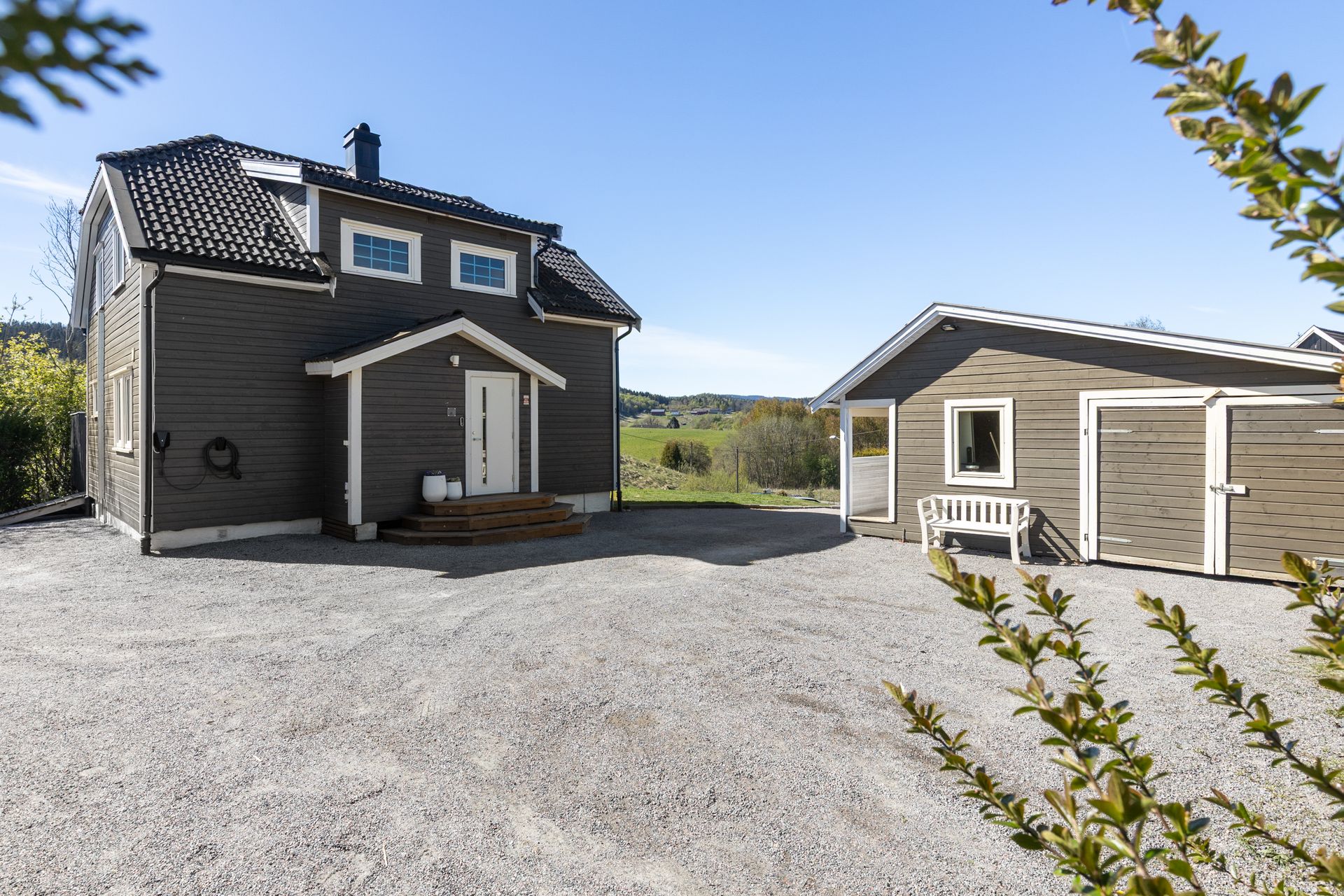 EiendomsMegler1 v/Patrick Gulmælæ presenterer Fensvegen 145 - Oppgradert enebolig med landlig beliggenhet på Fen! 
Foto: Inbovi.. Bilde nummer 1 av 3