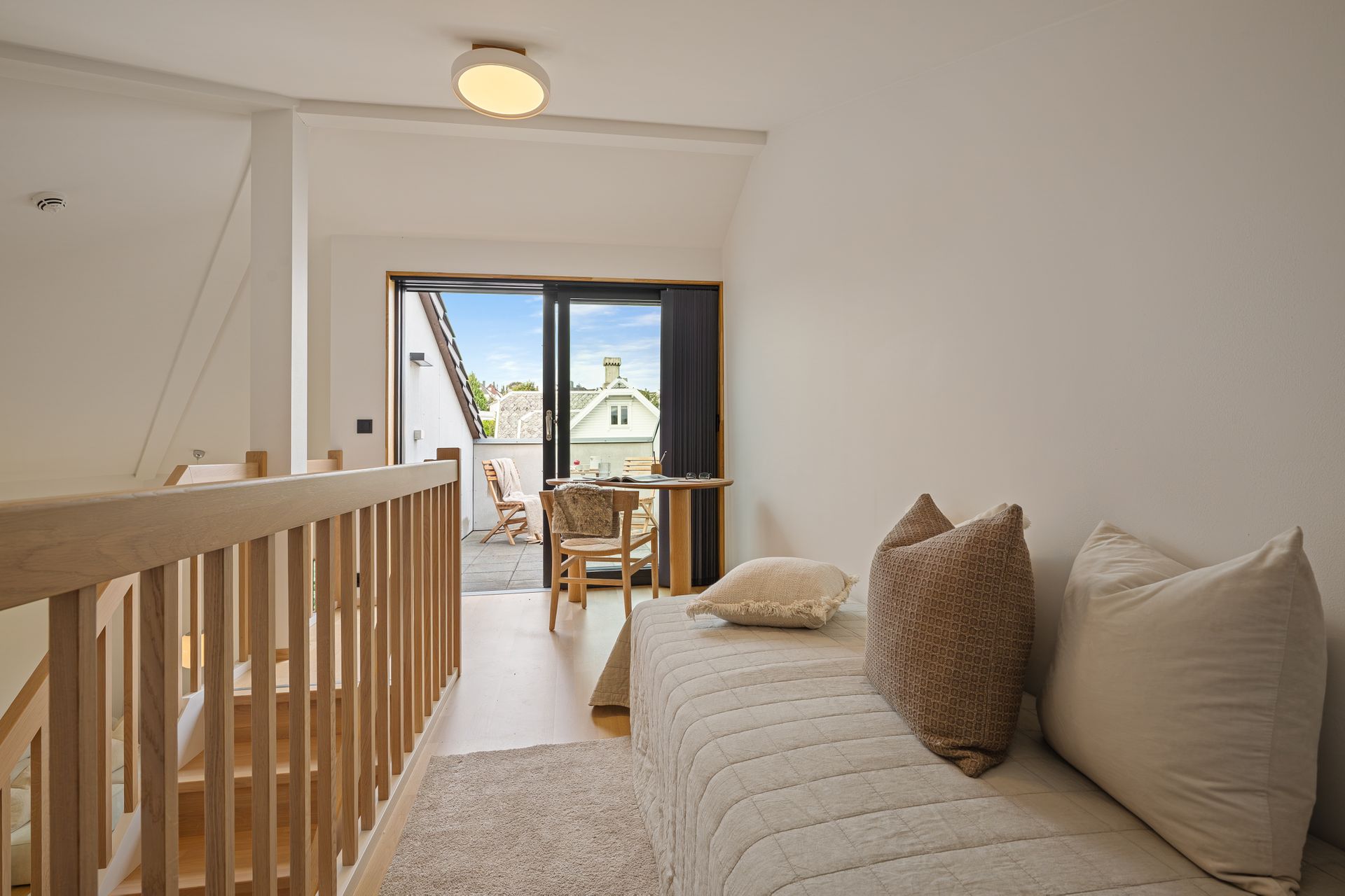 Selveierleilighet over to plan med generøs takhøyde, hems og privat takterrasse.. Bilde nummer 2 av 3