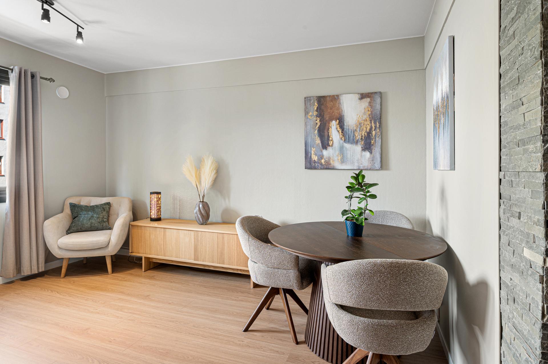 Her bor du i en 2. etasjes selveier på 58m² BRA sentralt på Lademoen. Gjennomgående fin standard og bra planløsning.. Bilde nummer 2 av 3