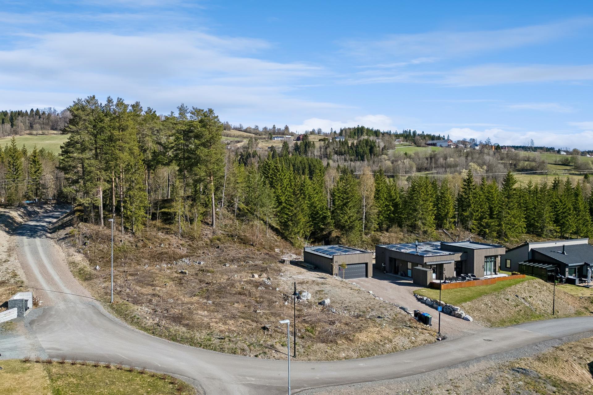 Tomten er på 827,8 m². Bilde nummer 3 av 3