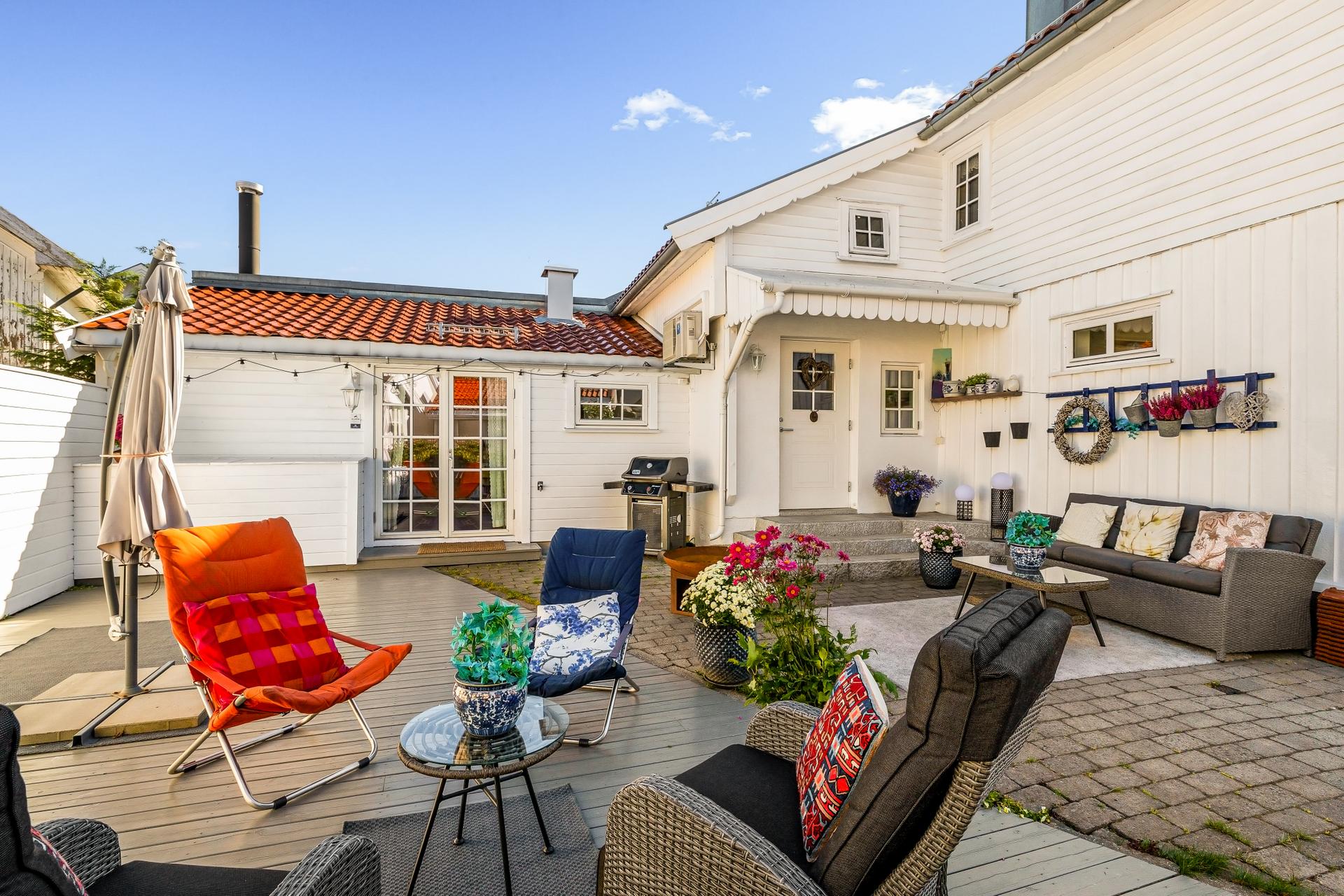 Velkommen til Sauegata 18. Foto: Karl Filip Østmoen Kronstad. Stor og usjenert uteplass med en terrasse på ca. 29 m².. Bilde nummer 1 av 3