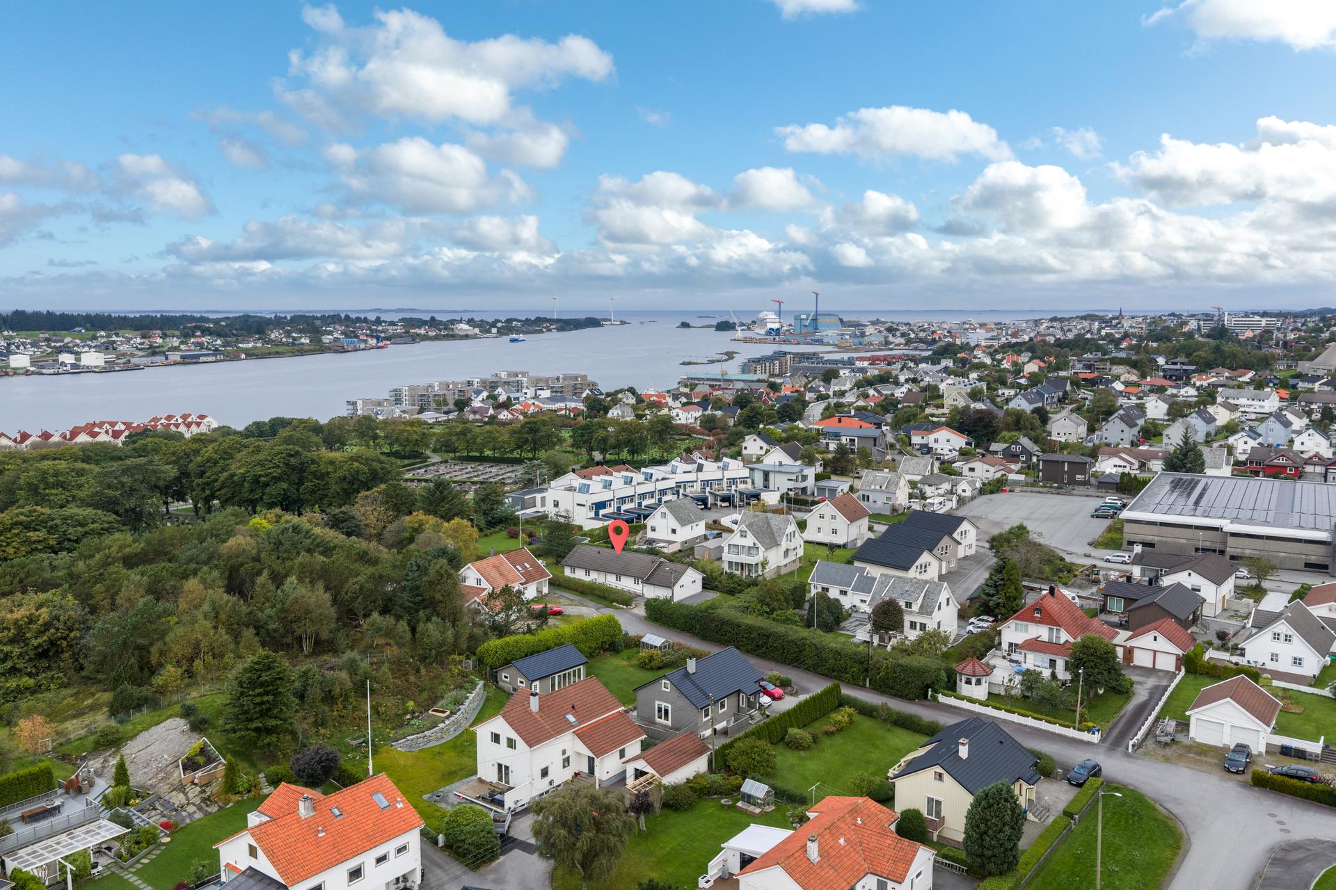 Her er det kort vei til barnehage, skoler, dagligvare og turmuligheter. Det er også kort vei til lekeplasser og balløkke.. Bilde nummer 3 av 3